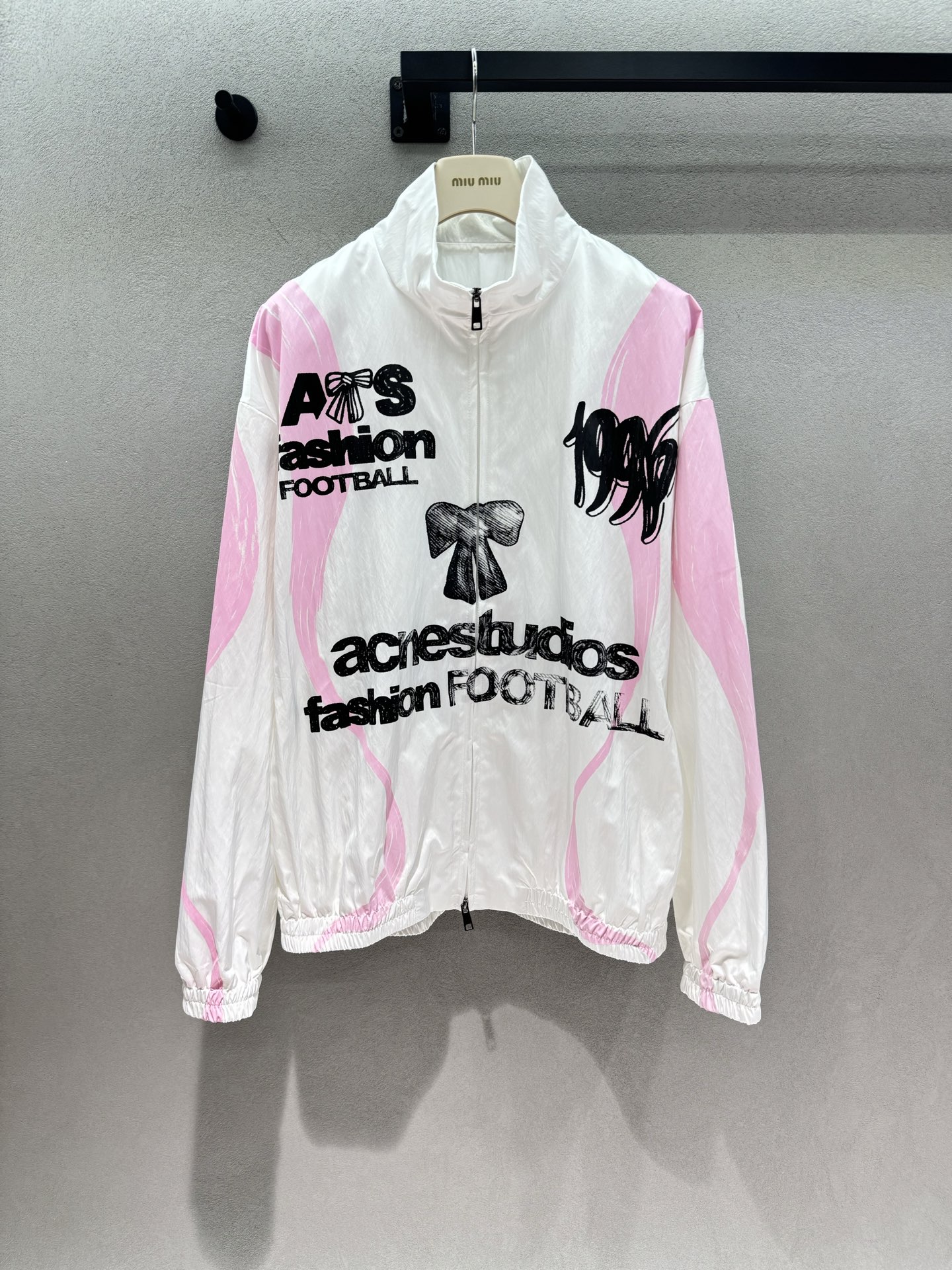 NO:911281,2026 Spring&Summer!  AC sports jacket, a retro football training suit style, with loose shoulders and hidden flesh, hand-painted bow + 1996 graffiti print, just the right balance of sweetness and coolness. Lightweight woven fabric is suitable for sun protection clothing in spring and summer and wind protection in autumn. Elastic cuffs + hem, it can be worn casually with suspenders or jeans. It is the same style for men and women regardless of body type. Go out with your girlfriends in a couple style and it will turn heads!  Three yards!  ,,jeans,jackets & coats,198609092026 Spring&Summer ！AC运动外套, 复古足球训练服版型,宽松落肩藏肉一绝, 手绘蝴蝶结+1996涂鸦印花,甜酷平衡得刚刚好 轻薄梭织面料春夏当防晒衣、秋天挡风都合适 松紧袖口+下摆, 随便搭吊带/牛仔裤都松弛感拉满 不挑身材男女同款, 和闺蜜凑情侣款出门回头率爆表！ 三码！,,jeans,jackets & coats,,Women's clothing