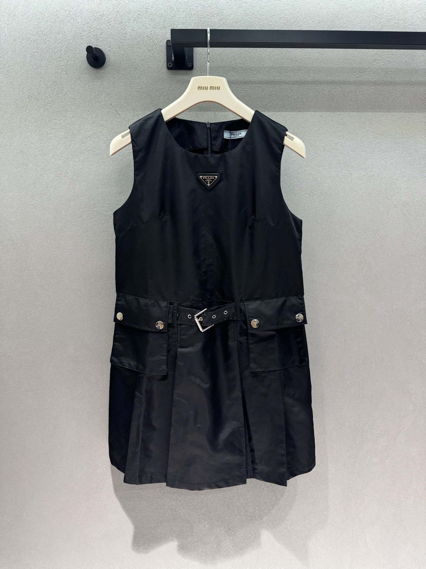 NO:911276,2026 Spring&Summer!  PD, a sleeveless belted nylon skirt, a straight short version that does not press your height at all, the sleeveless design exposes the shoulder and neck lines, the recycled nylon is light and not close to the body, and it is not sweaty when worn in summer. The belt + multi-pocket details are full of design, and the small triangle mark on the chest is low-key and not exaggerated, low-key and noble. Wearing it alone with the matching shoes is a Korean casual girl. When the weather is cold, wear it with long sleeves + boots and instantly become a cool girl on the street. One piece can unlock N kinds of combinations, and the black skirt can be used in all wardrobes~  Three yards!  ,,loafers,boots,skirts,198609092026 Spring&Summer ！PD,无袖腰带尼龙裙, 完全不压身高的直筒短款版型, 无袖设计露出肩颈线条, 再生尼龙轻薄不贴身,夏天穿不闷汗, 腰带+多口袋细节设计感拉满, 胸口小三角标低调不浮夸,低调显贵气. 单穿配乐福鞋是韩系休闲小姐姐, 天冷内搭长袖+长靴秒变街头酷妹, 一件解锁N种搭配,衣柜万能百搭黑裙～ 三码！,,loafers,boots,skirts,,Women's clothing