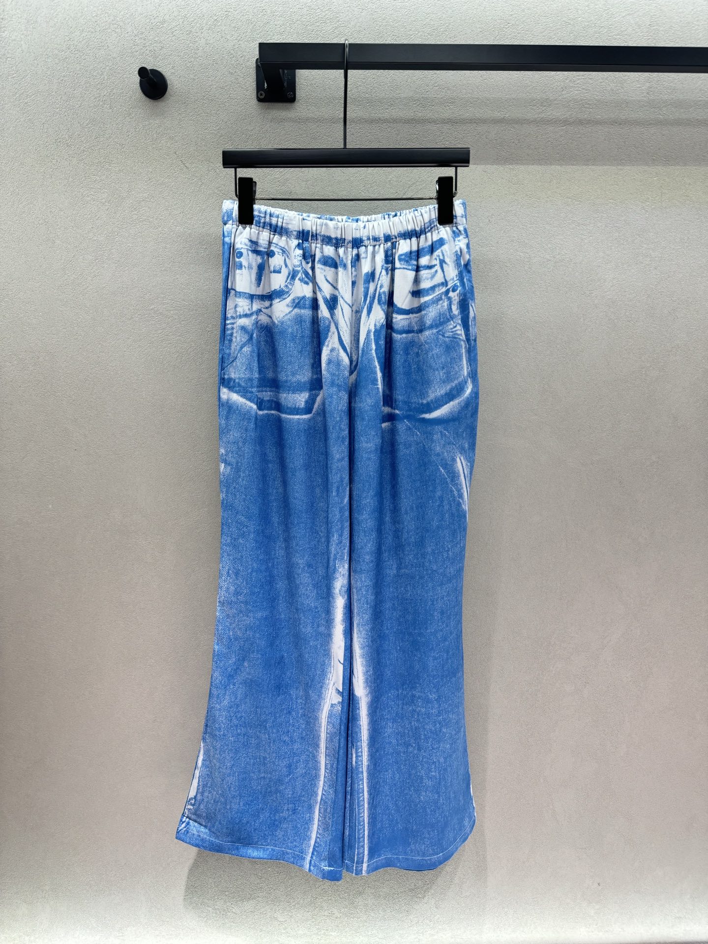 NO:911266,2026 Spring&Summer!  AC, fake denim printed ice silk wide-leg pants, elastic waist, draped slimming, cool and breathable. Niche artistic print, easy to identify when going out. Pair with sports jacket/bolero, sweet and cool girls can choose three sizes with one click!  ,,jackets & coats,198609092026 Spring&Summer ！AC,假牛仔印花冰丝阔腿裤, 松紧腰、垂坠显瘦、清凉透气 小众艺术感印花,出门自带辨识度 搭运动外套/短上衣,甜酷辣妹一键拿捏 三码！,,jackets & coats,,Women's clothing