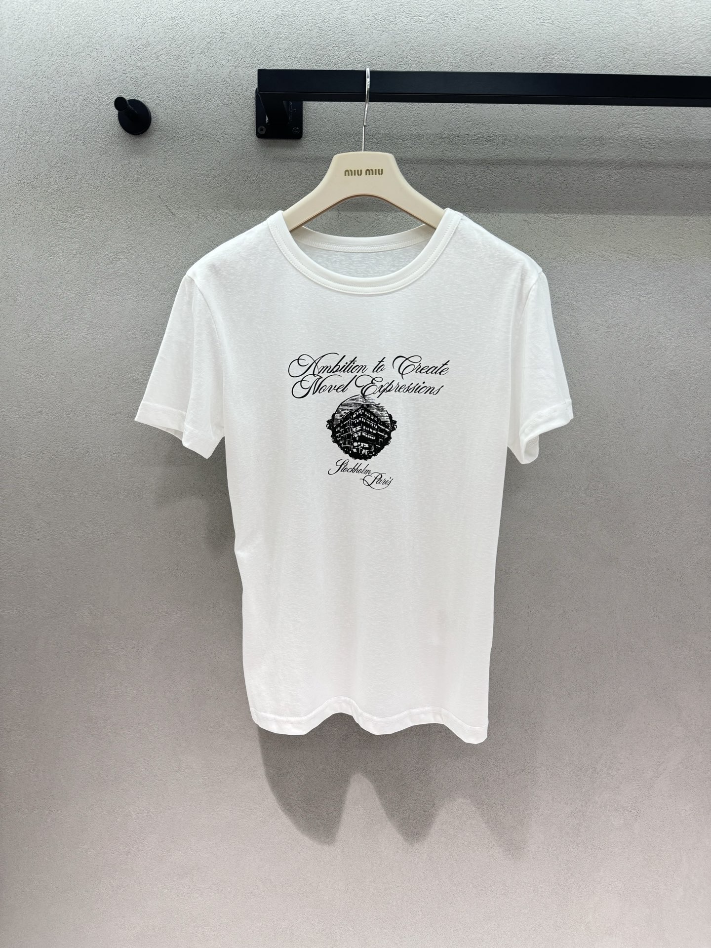 NO:911305,2026 Spring&Summer!  AC basic white T, retro floral English + architectural print printing is so textured; fine washed cotton fabric, soft and skin-friendly and not sweaty, suitable for daily wear alone or layered jackets, slightly loose fit, not tight or bloated, round neck to modify the neck line, black and white low saturation printing, low-key and high-end, paired with printed wide-leg pants to complete the atmosphere~ Three sizes!  ,,jackets & coats,198609092026 Spring&Summer ！AC基础款白T, 复古花体英文+建筑版画印花太有质感； 细腻水洗棉面料,软糯亲肤不闷汗, 日常单穿、叠穿外套都适配, 合身微宽松版型,不紧绷不显臃肿, 圆领修饰脖颈线条 黑白低饱和印花低调高级, 搭配印花阔腿裤成套氛围感直接拉满～ 三码！,,jackets & coats,,Women's clothing