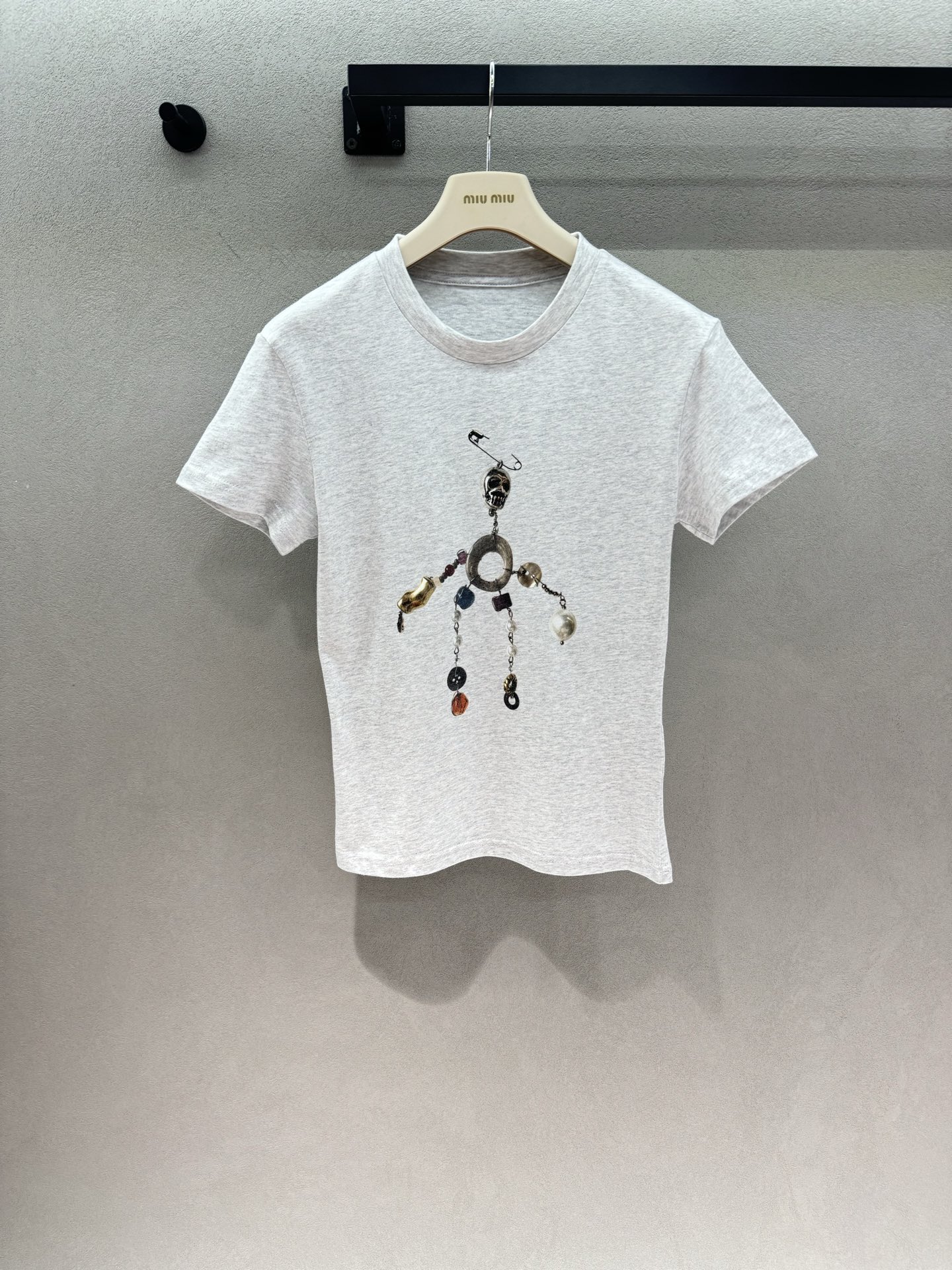 NO:911295,2026 Spring&Summer!  AC, gray and variegated short T-shirts bring a rebellious atmosphere, the pin skull + retro beaded pendant print design is super unique, a sweet and cool mix without clashing. The hemp gray cotton material is soft and breathable, slim and slightly waisted, the upper body shows a slim waist. The small round neck neatly shows the shoulder and neck lines, wearing it alone makes you feel sexy, and you can directly capture the street niche feeling~ Three sizes!  ,,198609092026 Spring&Summer ！AC,灰调杂色短T自带叛逆氛围感, 别针骷髅+复古串珠吊坠印花设计超独特, 甜酷混搭不撞款 麻灰棉料软糯透气,修身微收腰版型, 上身显腰细 小圆领利落显肩颈线条,单穿辣妹感拉满, 街头小众感直接拿捏～ 三码！,,,Women's clothing