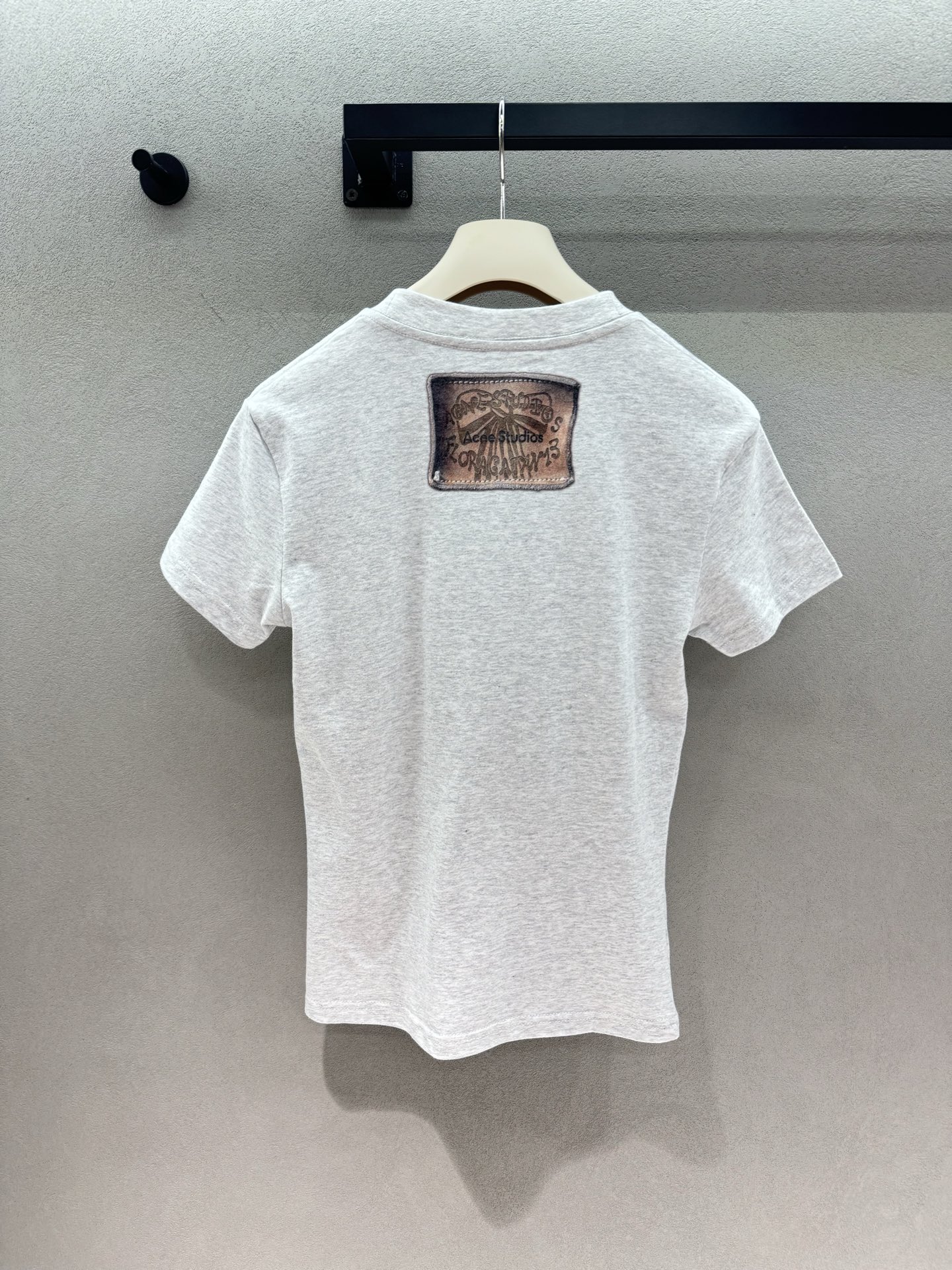 🌾2026 SPring&Summer ！AC，灰调杂色短T自带叛逆氛围感，别针骷髅+复古串珠吊坠印花设