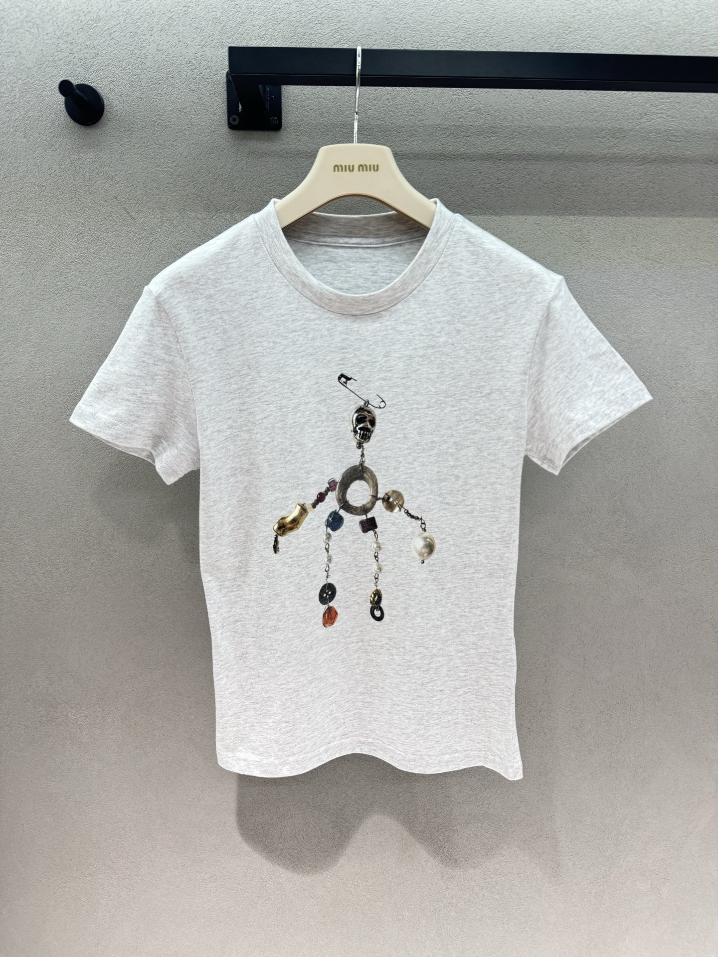 🌾2026 SPring&Summer ！AC，灰调杂色短T自带叛逆氛围感，别针骷髅+复古串珠吊坠印花设