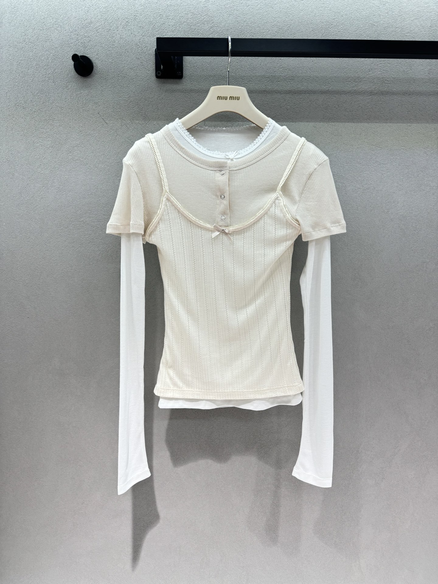 NO:925126,2026 Spring&Summer!  AC is a layered top that does not require matching. It is a good news for lazy people. It can be worn in two pieces without the worry of matching. The soft and waxy knitted fabric is close-fitting and comfortable, and the waisted version is super flattering. The lace neckline + bow details make it full of tenderness. The apricot color is versatile and can be worn in all seasons. Three sizes!  ,,198609092026 Spring&Summer ！AC,不用搭配的叠穿上衣, 懒人穿搭福音,一体假两件省去搭配烦恼 软糯针织贴身舒适,收腰版型超显身材 花边领口+蝴蝶结细节,温柔感拉满 米杏色系百搭,四季都能穿 三码！,,,Women's clothing