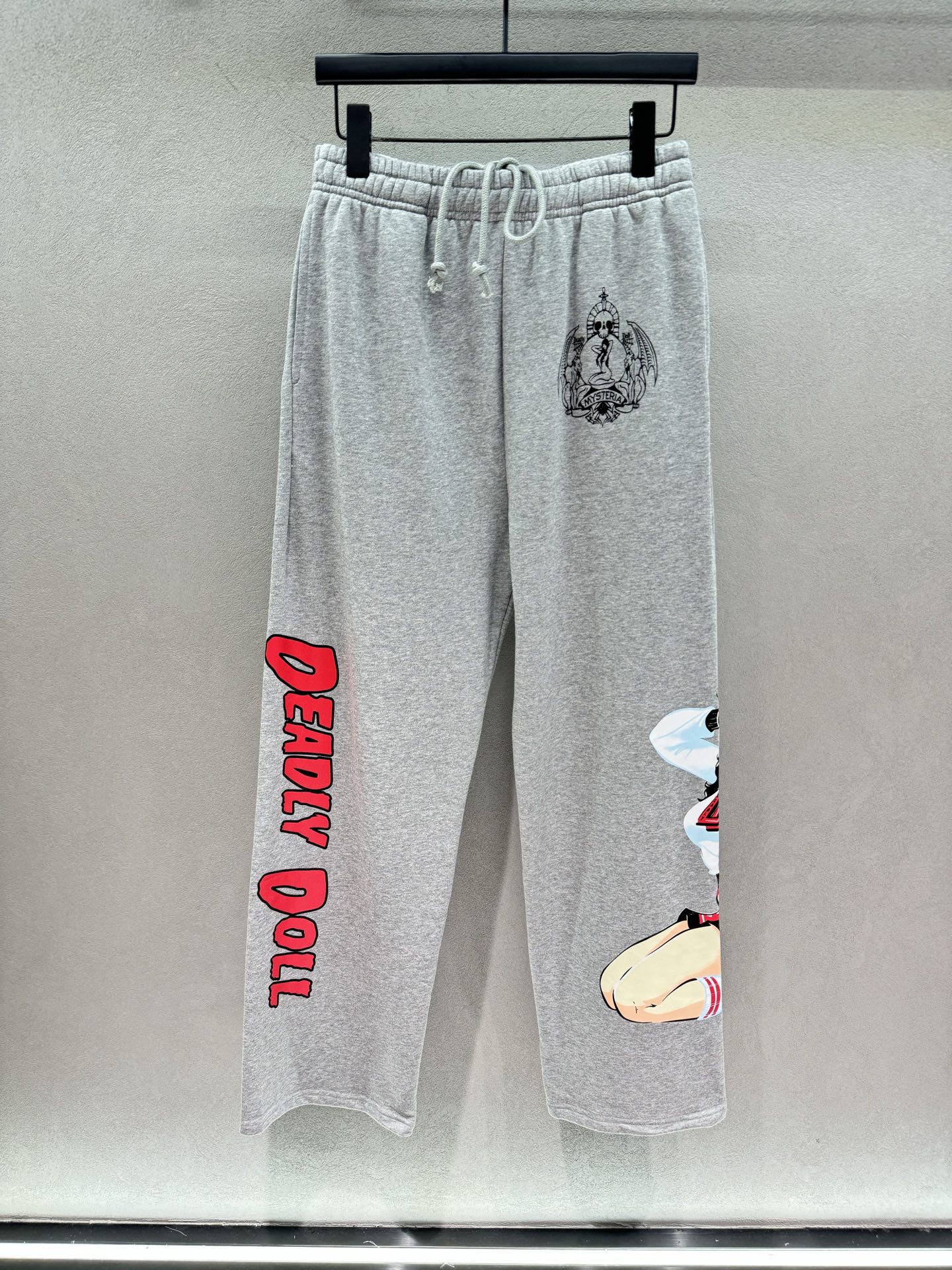 NO:925122,2026 Spring&Summer!  Cro*heart, lazy and relaxed printed wide-leg sweatpants, the casual pants you need every day, so comfortable that you don’t want to take them off. The wide-leg version hides fat, friendly to all leg types. Colorful cartoon letter printing, simple gray makes it more refreshing. The elastic waist does not tighten the belly, and you can get dressed with one click when going out. Three sizes!  ,,chrome hearts,198609092026 Spring&Summer ！克罗*心,慵懒松弛感印花阔腿卫裤, 日常刚需休闲裤,舒服到不想脱下来 阔腿版型巨藏肉,各种腿型友好 彩色卡通字母印花,简约灰色更显清爽 松紧腰不勒肚子,出门穿搭一键搞定 三码！,,chrome hearts,,Women's clothing
