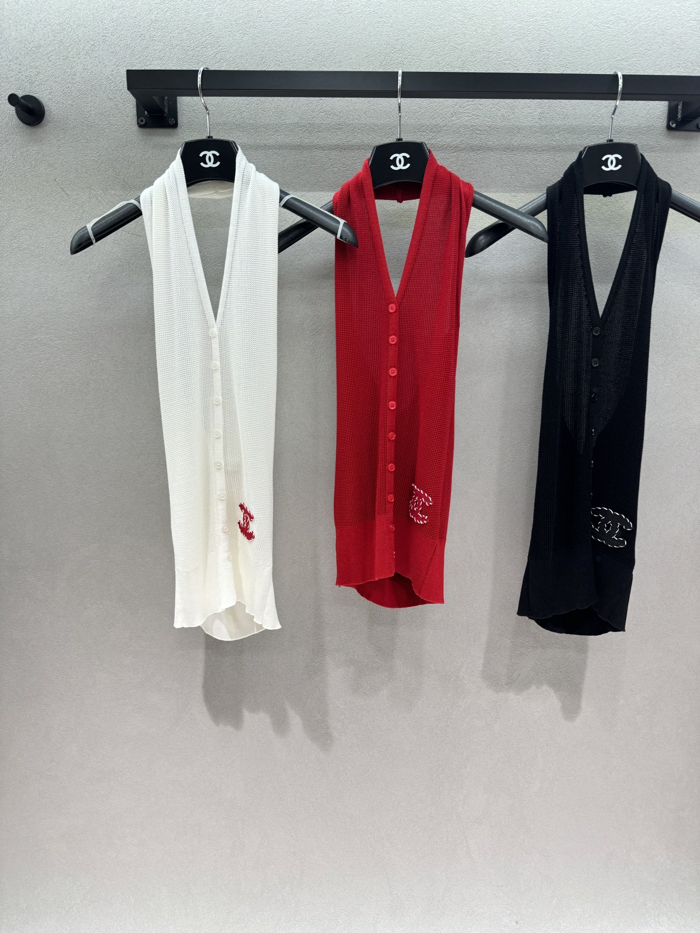 NO:925117,2026 Spring&Summer!  Xiaoxiang's second-hand halter neck knitted vest, waffle soft knit, breathable and skin-friendly, can be worn in all seasons. The deep V halter neck modifies the shoulders and neck, slimming and slimming. Three colors are available, black, white and red to easily adapt to various outfits. The embroidery details are low-key and delicate, and the single-breasted design is simple and elegant. It looks good when worn alone, and is a must-have item for commuting and dating. Three sizes!  ,,198609092026 Spring&Summer ！小香中古挂脖针织马甲, 华夫格柔软针织,透气亲肤四季可穿 深V挂脖修饰肩颈,显瘦显线条 三色可选,黑白红轻松适配各种穿搭 刺绣细节低调精致,单排扣设计简约大气 叠穿单穿都好看,通勤约会刚需单品 三码！,,,Women's clothing