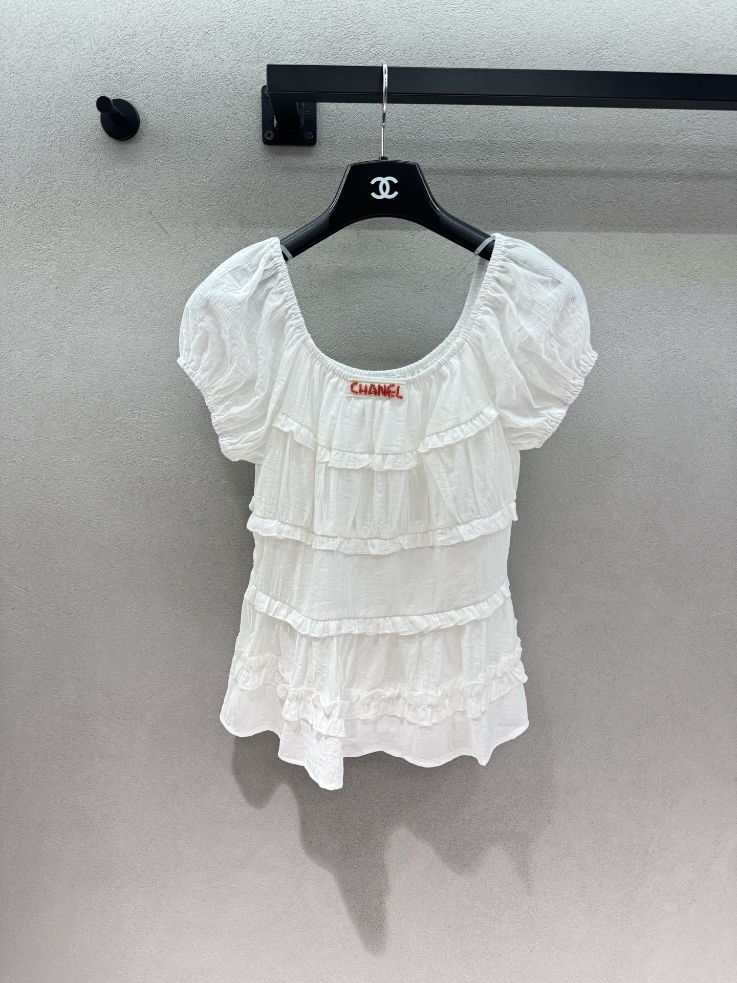 NO:926467,2026 Spring&Summer!  White top with puff sleeves at small fragrant wood ears, textured and breathable fabric, refreshing and not stuffy to wear in summer. Multi-layered cake ruffles, with a smart atmosphere. Puff sleeves hide the flesh, and the generous collar highlights the collarbone. Red beaded embroidery details add a sense of sophistication. The waisted version makes you taller and slimmer, and looks good with any outfit. Three sizes!  ,,198609092026 Spring&Summer ！小香木耳边泡泡袖白上衣, 肌理透气面料,夏日穿清爽不闷 多层蛋糕荷叶边,自带灵动氛围感 泡泡袖藏拜拜肉,大方领凸显锁骨 红色珠绣细节点缀,精致感拉满 收腰版型显高显瘦,随便搭都好看 三码！,,,Women's clothing