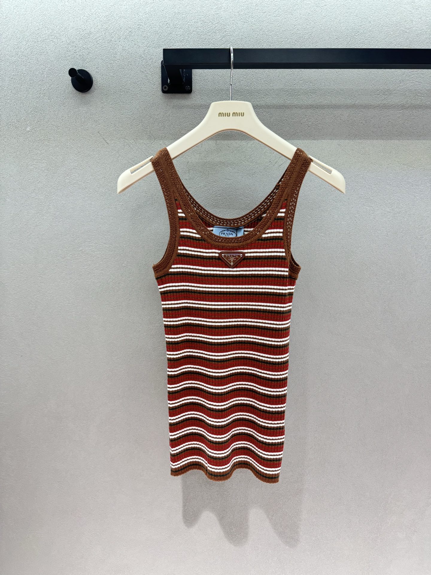 NO:926519,2026 Spring&Summer!  PD retro brown striped knitted short-sleeve & suspender version. High-strength strip knitted, slimming and close to the body shape. Brown and red contrasting stripes, yellow skin-friendly and super white. Hollow lace collar + metal triangle logo, exquisite details. Short-sleeved for daily wear alone, suspenders for versatile layering. An all-purpose basic model that can be used all year round. Three sizes!  Vest details,,T-shirt,198609092026 Spring&Summer ！ PD复古棕条纹针织 短袖&吊带双版本 高弹坑条针织,修身显瘦贴合身形 棕红撞色条纹,黄皮友好超显白 镂空花边领+金属三角标,细节精致 短袖日常单穿,吊带百搭叠穿 一年四季都能利用的万能基础款 三码！ 背心细节,,T-shirt,,Women's clothing