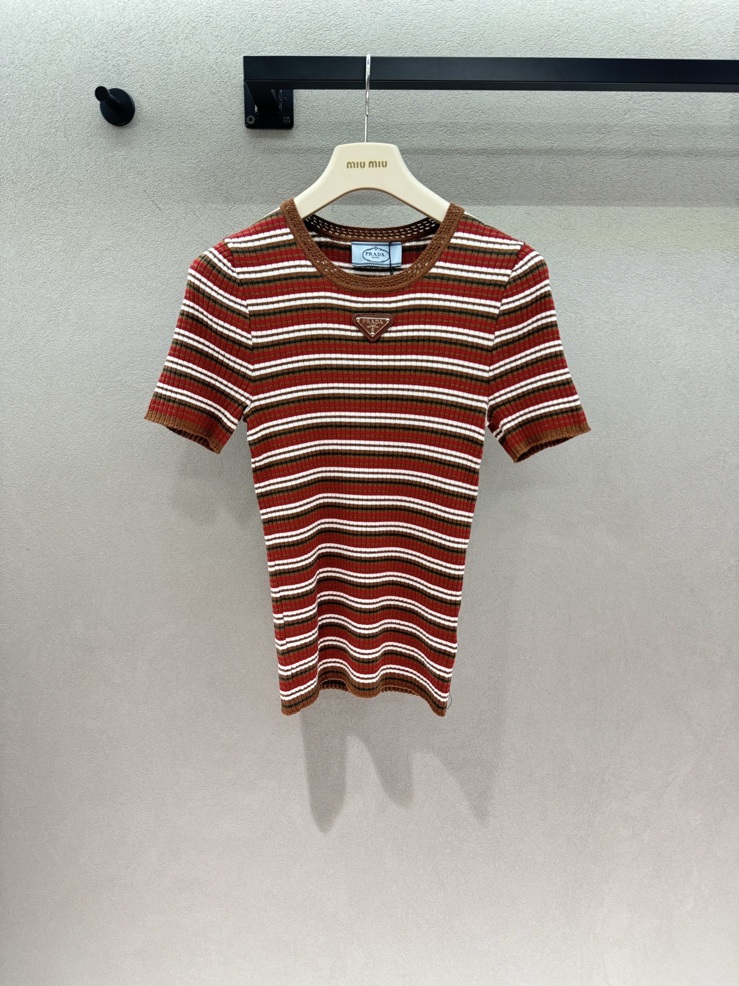 NO:926437,2026 Spring&Summer PD retro brown striped knitted short-sleeve & suspender double version. High-strength strip knit, slimming and fit to the body shape. Brown and red contrasting stripes, yellow leather-friendly and super white. Hollow lace collar + metal triangle logo, exquisite details. Short-sleeved for daily wear alone, suspenders for versatile layering. An all-purpose basic model that can be used all year round. Three sizes!  Short sleeve details, T-shirt,198609092026 Spring&Summer PD复古棕条纹针织 短袖&吊带双版本 高弹坑条针织,修身显瘦贴合身形 棕红撞色条纹,黄皮友好超显白 镂空花边领+金属三角标,细节精致 短袖日常单穿,吊带百搭叠穿 一年四季都能利用的万能基础款 三码！ 短袖细节,,T-shirt,,Women's clothing