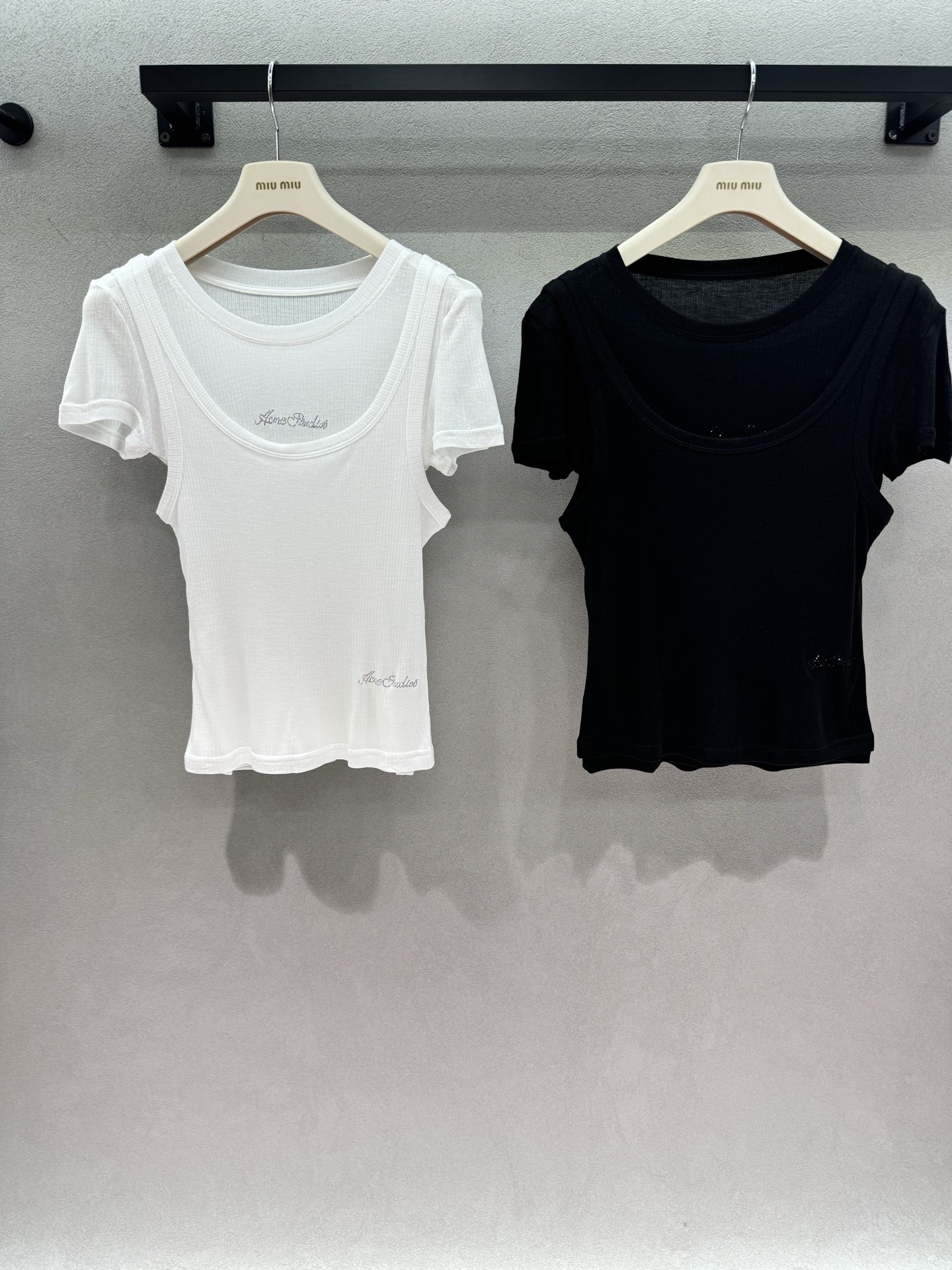 NO:926495,2026 Spring&Summer!  AC minimalist all-purpose fake two-piece T-shirt, the ceiling in the basic model, the double-layer fake two-piece design has a sense of layering, and it is very textured without having to worry about matching. The classic black and white two-tone color is suitable for eyes. It is made of delicate vertical pit stretch fabric, soft and breathable, and the upper body fits the body shape. It is light and not sweaty. The slim-fitting short version can easily raise the waistline and is friendly to small people.  The outer short sleeves + inner U-neck straps are an integrated design, and the chest is exquisitely embroidered with glittering letters, low-key and not exaggerated; the double-layered round neck on the back is neatly routed, and the details are online. The slim fit is just right, outlines the body curve without being tight, and is refreshing and simple to wear alone. In early autumn, it can also be worn with a suit or cardigan, suitable for commuting, shopping, and afternoon tea. Two colors, three sizes!  ,,T-shirt,tees,t-shirt,business suit,198609092026 Spring&Summer ！AC极简万能假两件T恤, 基础款里的天花板,双层假两件设计自带层次感,不用费心搭配就很有质感,黑白经典双色闭眼入. 细腻竖坑条弹力面料,柔软透气,上身贴合身形,轻薄不闷汗,修身短款版型轻松拉高腰线,小个子友好. 外层短袖+内层U领吊带一体式设计,胸前精致细闪字母刺绣,低调不浮夸；后背双层圆领走线工整,细节做工在线. 修身剪裁恰到好处,勾勒身材曲线却不紧绷,单穿清爽简约,早秋还能内搭西装、开衫,适配通勤、逛街、下午茶各种场景～ 两色,三码！,,T-shirt,tees，t-shirt,business suit,,Women's clothing