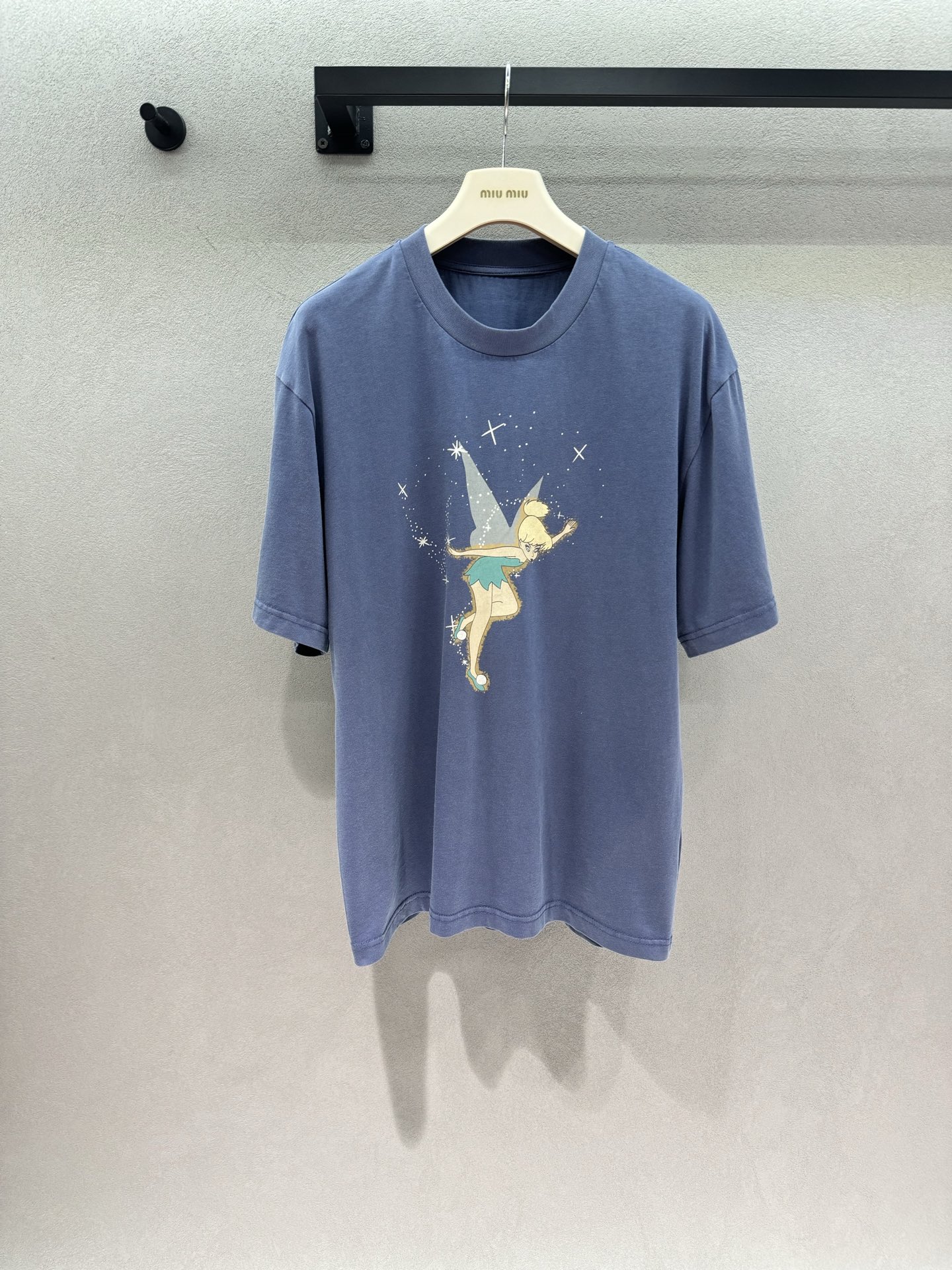 NO:926473,2026 Spring&Summer!  Elf washed cotton T-shirt has a girlish look. Soft washed gray blue, low saturation and super white. Soft and waxy washed cotton, loose shoulders and not flattering on the figure. Starlight elf print, dreamy and age-reducing. Mid-length version that covers the flesh, can be worn with all kinds of bottoms. It is a great tool to create a sense of atmosphere when taking photos for daily outings. Three sizes!  ,,tees,t-shirt,198609092026 Spring&Summer ！小精灵水洗棉T恤 少女感拉满 柔和水洗灰蓝色,低饱和超显白 软糯水洗棉,宽松落肩不挑身材 星光小精灵印花,梦幻减龄 遮肉中长版型,各种下装随便搭 日常出游拍照氛围感神器 三码！,,tees，t-shirt,,Women's clothing
