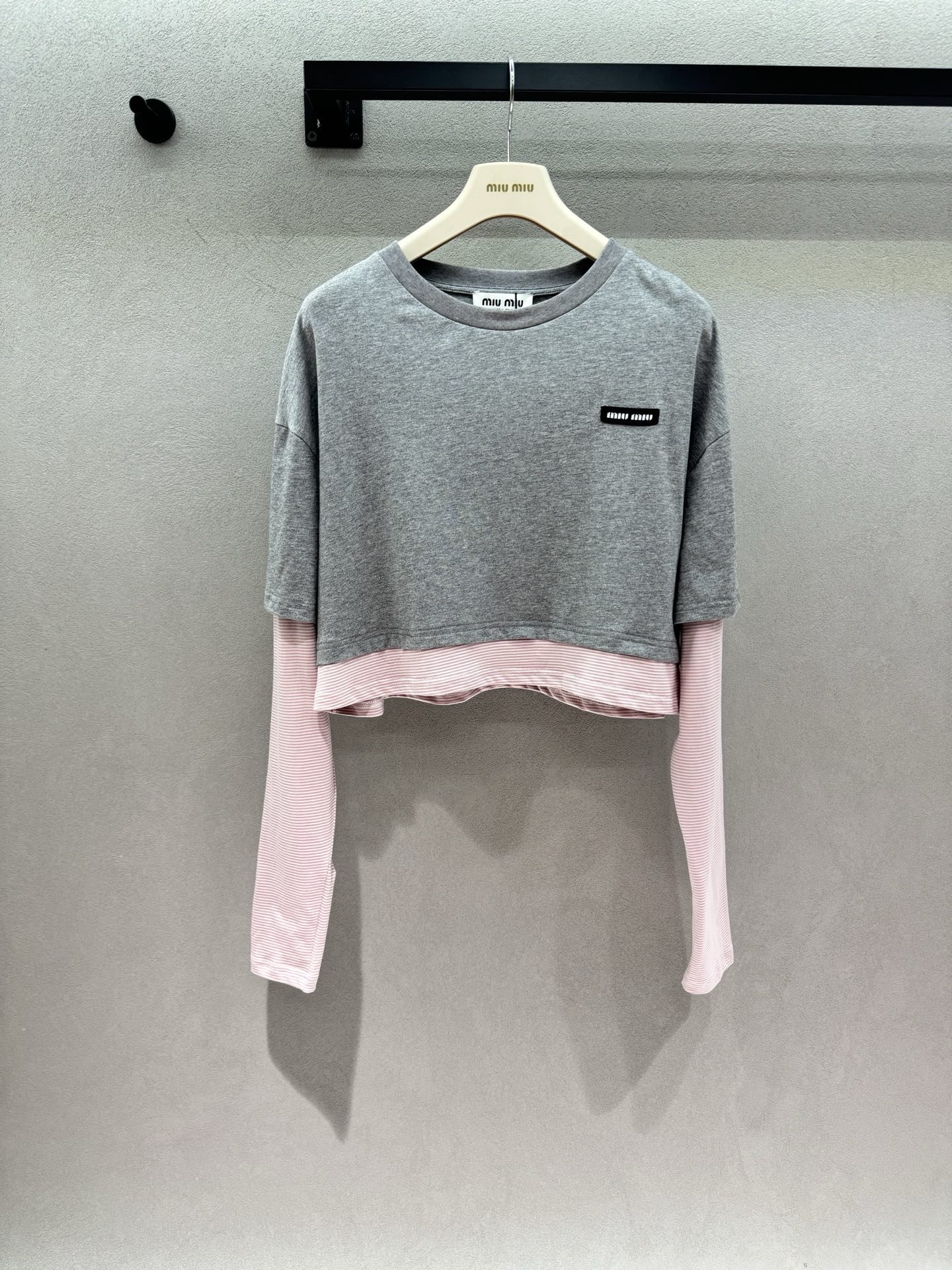 NO:926453,2026 Spring&Summer!  MM gray and pink fake two-piece short long sleeves. Heather gray + pink stripes contrasting colors, gentle and age-reducing. One-piece fake two-piece, with built-in layering. High-waisted short cut, changing the proportion in seconds. Longer striped sleeves, modifying the arm lines. Wear alone in spring and autumn, and in winter, versatile. Three sizes!  ,,198609092026 Spring&Summer ！MM灰粉假两件短款长袖 麻灰+粉条纹撞色,温柔减龄 一体式假两件,自带穿搭层次 高腰短款剪裁,秒变三七分比例 加长条纹袖,修饰手臂线条 春秋单穿冬天内搭,百搭不出错 三码！,,,Women's clothing