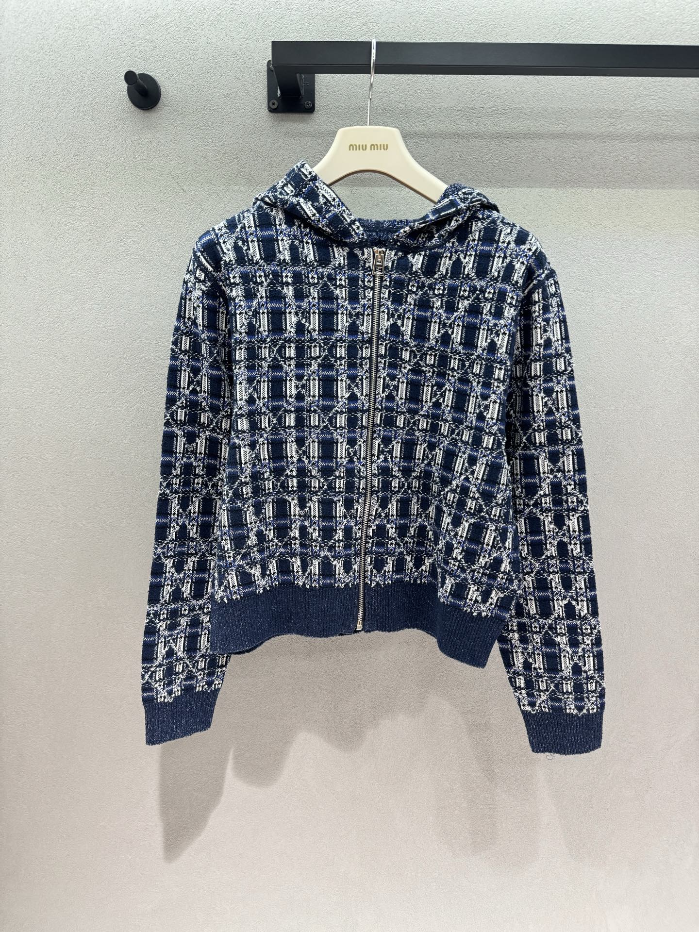 NO:929286,2026 Autumn and Winter!  DR navy jacquard hooded knit, the hooded zipper style is casual and elegant, the short version is suitable for small people with closed eyes, the soft and waxy knitted fabric can be worn in all seasons, paired with a skirt, it will look like a well-behaved school girl, paired with pants, it is cool and relaxed, and it has a low-key, light and luxurious feel. Three sizes!  ,,skirts,hats,198609092026 Autumn and Winter ！DR藏青提花连帽针织, 连帽拉链款休闲又显贵, 短款版型小个子闭眼冲, 软糯针织四季都能穿, 搭半裙是乖巧学妹,搭裤子清冷松弛, 低调轻奢感直接拉满～ 三码！,,skirts,hats,,Women's clothing