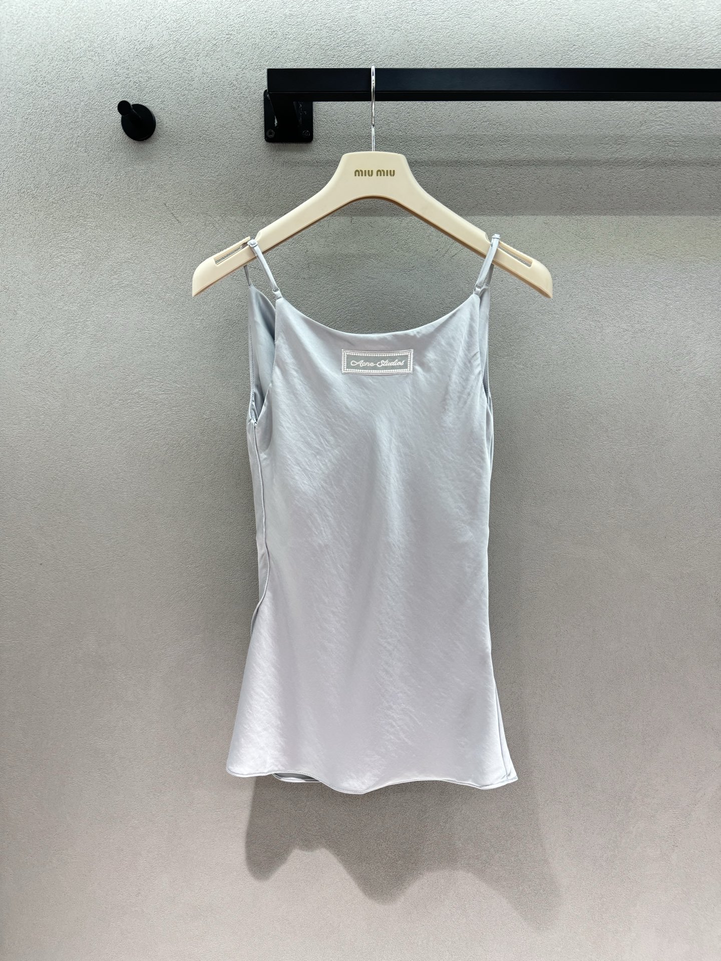 NO:929274,2026 Spring&Summer!  AC satin basic sling, matte satin is gentle to the core, adjustable spaghetti straps, friendly to all body shapes, slightly slanted version to hide the flesh and make you look slimmer, black and gray colors to wear with eyes closed, cool when worn alone, high-end when layered, just in need of inner wear in all seasons!  Two colors, three codes!  Real shots of details,198609092026 Spring&Summer ！AC缎面基础吊带, 哑光缎面温柔到骨子里, 可调节细肩带,各种身形友好, 微摆版型藏肉显瘦, 黑、灰两色闭眼入, 单穿清冷,叠穿高级,四季刚需内搭！ 两色,三码！ 细节实拍,,,Women's clothing