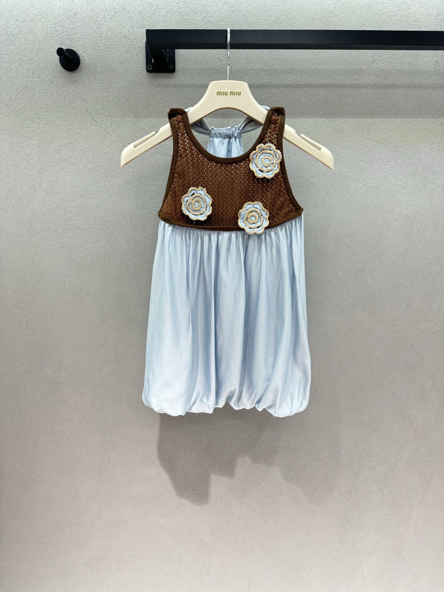 NO:929261,2026 Spring&Summer!  Pala* hand-made three-dimensional camellia crocheted top, halter neck straps reveal beautiful shoulders and neck, light blue flower bud skirt is soft and hides the flesh, brown and blue contrasting colors are gentle and unique, it directly brings out the atmosphere of vacation photos, three sizes!  ,,skirts,198609092026 Spring&Summer ！Pala*手工立体山茶花钩织上衣, 挂脖系带露出漂亮肩颈, 浅蓝花苞裙摆软乎乎藏肉, 棕蓝撞色温柔又独特, 度假拍照氛围感直接拉满, 三码！,,skirts,,Women's clothing