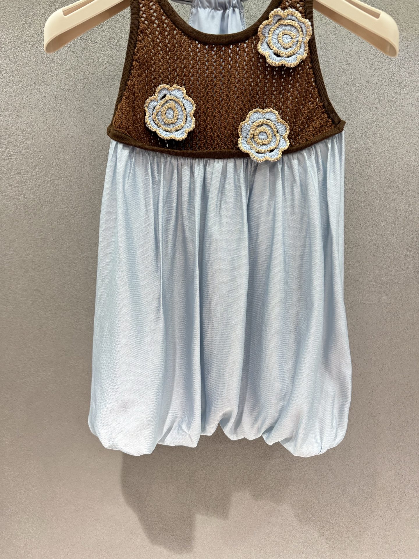 🌾2026 SPring&Summer ！Pala*手工立体山茶花钩织上衣，挂脖系带露出漂亮肩颈，浅蓝花