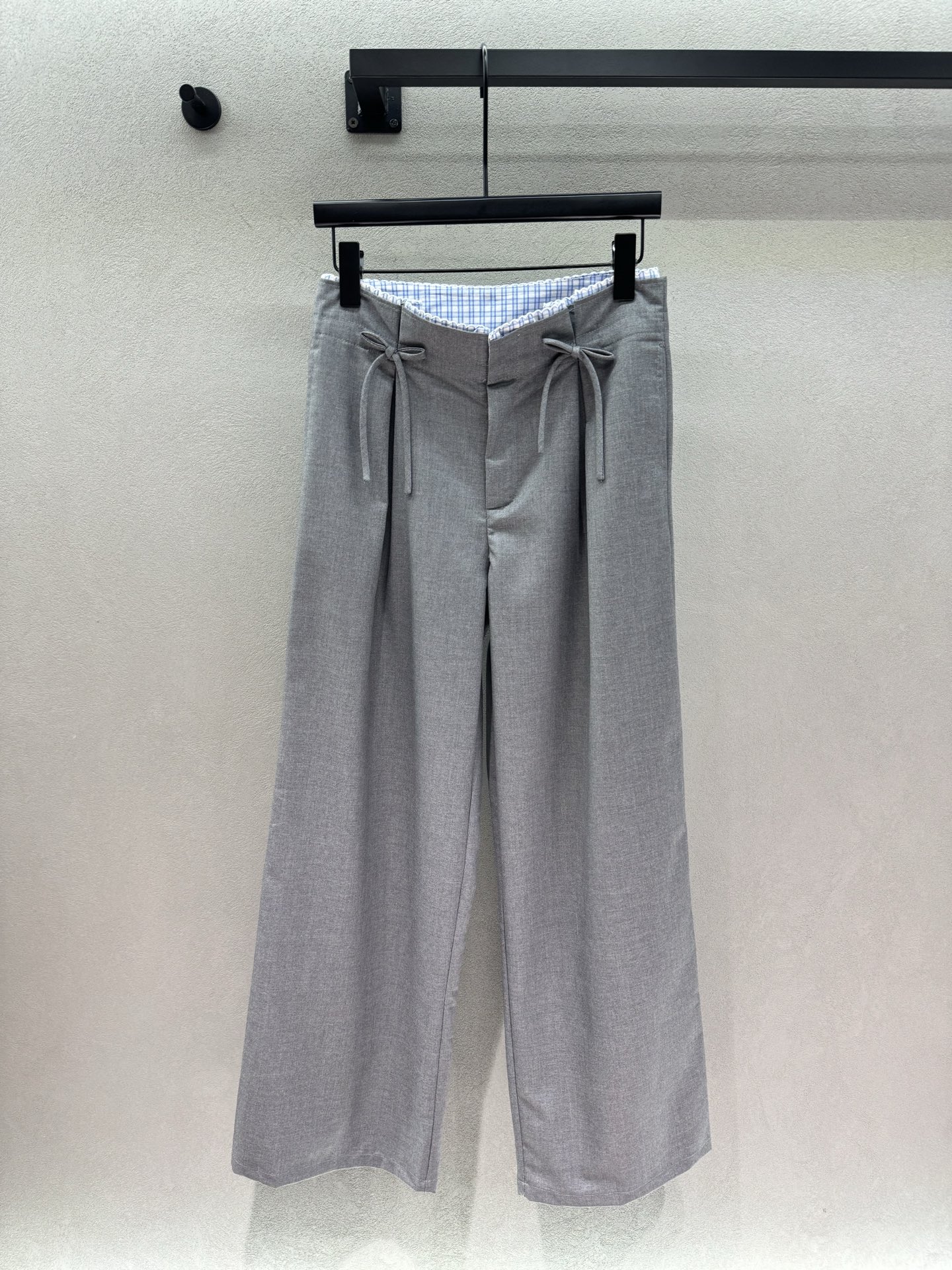 NO:934318,2026 Spring&Summer!  Bow-knot trousers, soft gray-toned trousers, a must-have item with a sense of atmosphere, small contrasting details on the plaid waist, embellished with bow ties on both sides, draping fabric, covering the crotch and hiding the flesh, simple upper body, easy to wear with a relaxed Korean style, no need to work hard to match for daily wear~ Three sizes!  ,,198609092026 Spring&Summer ！蝴蝶结西裤, 灰调温柔西裤、氛围感刚需单品, 格纹腰头撞色小细节, 双侧蝴蝶结系带点缀, 垂顺面料、遮胯藏肉, 简单上身,轻松穿出松弛韩系感, 日常穿搭不用费力搭配～ 三码！,,,Women's clothing