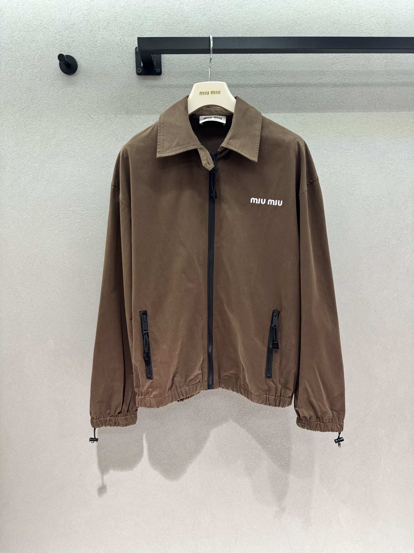 NO:934358,2026 Spring&Summer!  MM brown lapel jacket, the first atmospheric jacket in early autumn is available for reservation!  The retro brown tone comes with a Maillard filter, which is not picky at all. The lapel + zipper workwear version is neat and loose. The simple letter logo on the chest is low-key and not exaggerated. The zipper pockets on both sides and the hem of the cuffs can be tightened with drawstrings. It can be casually loose or tightened to create a short proportion. It is suitable for daily matching with jeans and skirts. It is casual and casual with a delicate girly feel, and it can be worn in three sizes!  ,,skirts,jeans,jackets & coats,jackets & coats,198609092026 Spring&Summer ！MM棕色翻领夹克, 早秋第一件氛围感外套预定！ 复古棕调自带美拉德滤镜,完全不挑肤色, 翻领+拉链工装版型,利落又松弛 胸前简约字母标识,低调不浮夸 两侧拉链口袋,袖口下摆均可抽绳收束 可以随性宽松,也可以收紧打造短款比例 日常搭配牛仔裤、半身裙都适配, 休闲随性又带着精致少女感,实穿度拉满～ 三码！,,skirts,jeans,jackets & coats,jackets & coats,,Women's clothing