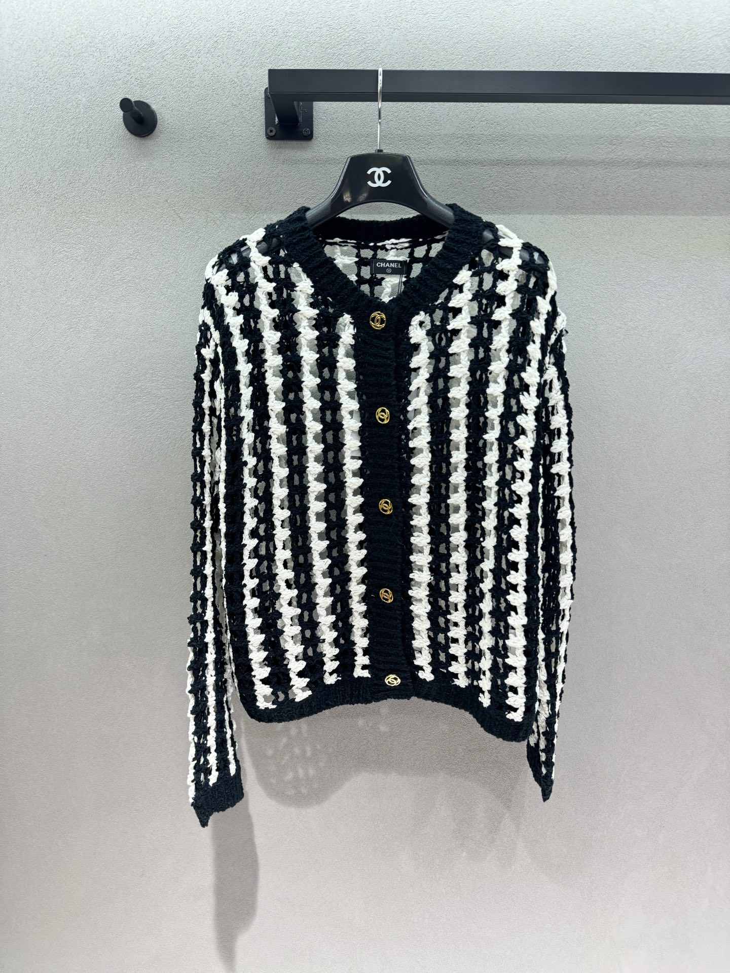 NO:935140,2026 Autumn and Winter!  Xiaoxiang's black and white vertical striped hollow knitted cardigan. Three-dimensional crocheted hollow texture, rich texture. Classic black and white color, high-end and durable. Metal retro gold buckle as embellishment, exquisite details. The short version modifies the proportion of the body. It is suitable for spring and summer sun protection and early autumn to wear alone and layered. It is versatile for daily use and full of elegant atmosphere. Three sizes!  ,,198609092026 Autumn and Winter ！小香黑白竖条纹镂空针织开衫 立体钩织镂空肌理,质感层次丰富 经典黑白配色,高级耐看 金属复古金扣作为点缀,细节精致 短款版型修饰身材比例 春夏防晒、早秋单穿叠穿都合适, 日常百搭,优雅氛围感拉满. 三码！,,,Women's clothing