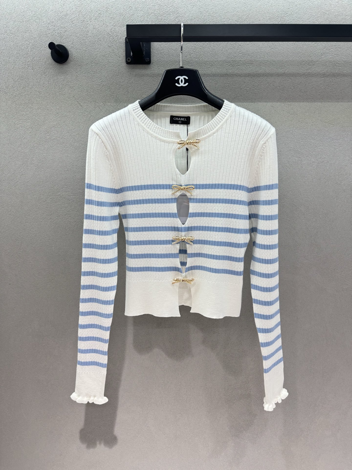 NO:935131,2026 Autumn and Winter!  Xiaoxiang's refreshing blue and white stripes bring a sense of atmosphere. The vertical pit strips are slim fit and fit the body shape. The front is hollowed out with a delicate metal bow buckle. The details are full of ingenuity, and the sexy style is not too exposed. The cuffs are trimmed with earrings, adding a soft and girly feel. The short cut raises the waistline, and is suitable for pairing with skirt jeans. It is gentle and a little refined, and it is perfect for daily dates~ Three sizes!  ,,skirts,jeans,198609092026 Autumn and Winter ！小香清清爽爽的蓝白条纹, 自带系氛围感 竖坑条修身版型,显瘦贴合身形 前襟镂空设计,搭配精致金属蝴蝶结扣 细节充满巧思,小性感不会过于暴露 袖口木耳边收边,增添柔美的少女感 短款剪裁拉高腰线,搭配半裙牛仔裤都很适配 温柔又带点小精致,日常约会穿都很出彩～ 三码！,,skirts,jeans,,Women's clothing