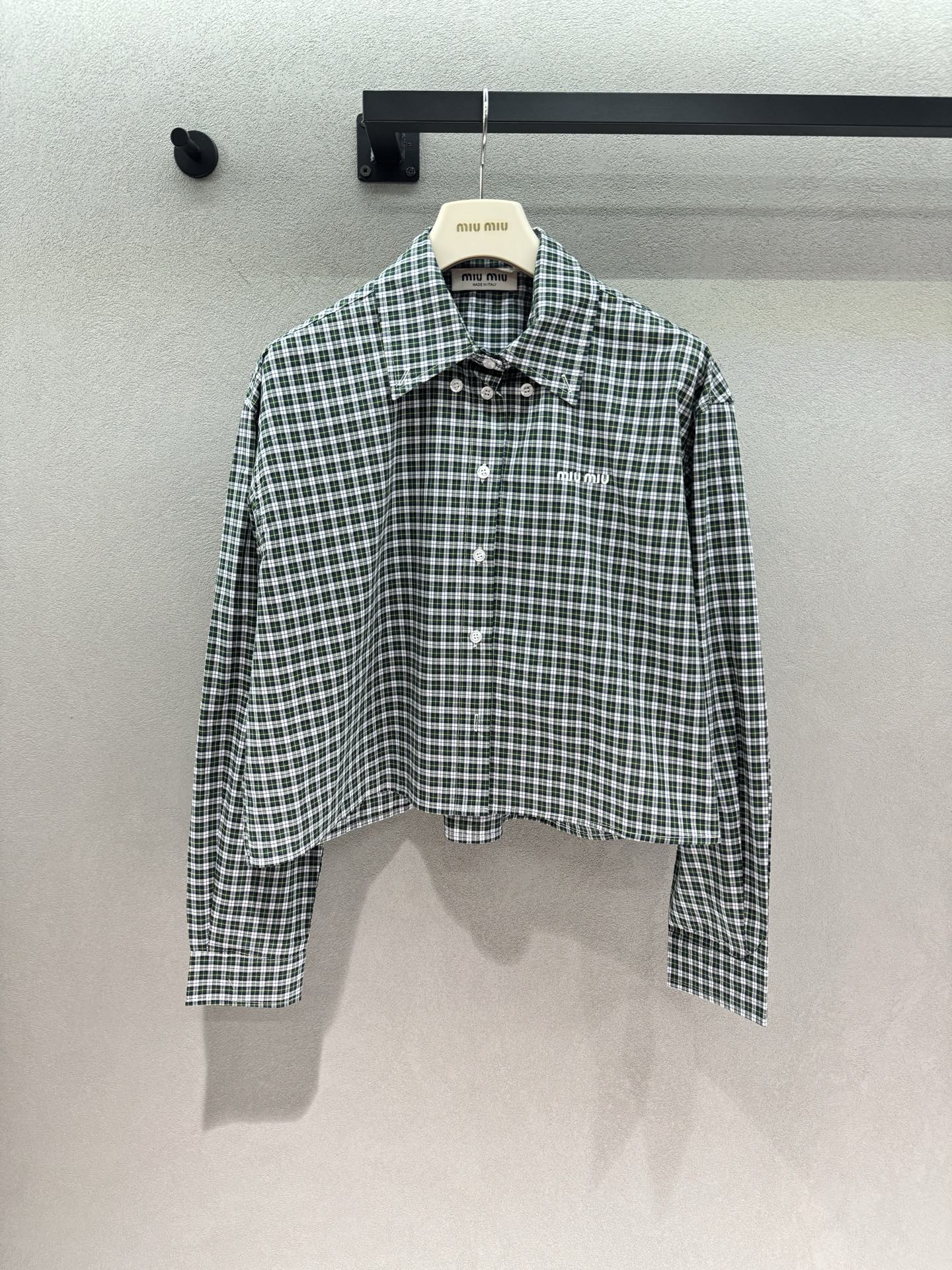 NO:935119,2026 Spring&Summer!  MM green plaid suit, which immediately exudes a sense of college girl. The retro green plaid two-piece suit that instantly catches your heart. A short plaid long-sleeved shirt + a plaid skirt of the same color. The top is cut short and can easily raise the waistline. Simple small logo embroidery embellishment, low-key and not exaggerated. The elastic waist design of the skirt is more tolerant to the waistline. The whole set is refreshing and neat, full of age-reducing college atmosphere. It is very good for daily outings and travel photos. You don’t have to worry about matching a top.  Three yards!  Top details,,skirts,shirts,198609092026 Spring&Summer ！ MM绿格套装,学院少女感直接拉满, 一眼心动的复古绿格两件套 短款格纹长袖衬衫+同色系格纹短裙 上衣短款剪裁,轻松拉高腰线 简约小logo刺绣点缀,低调不浮夸 半裙松紧腰设计,对腰围包容度更好 整套版型清爽利落,满满的减龄学院氛围 日常出街、出游拍照都很出片, 一套上身不用费心搭配 三码！上衣细节,,skirts,shirts,,Women's clothing