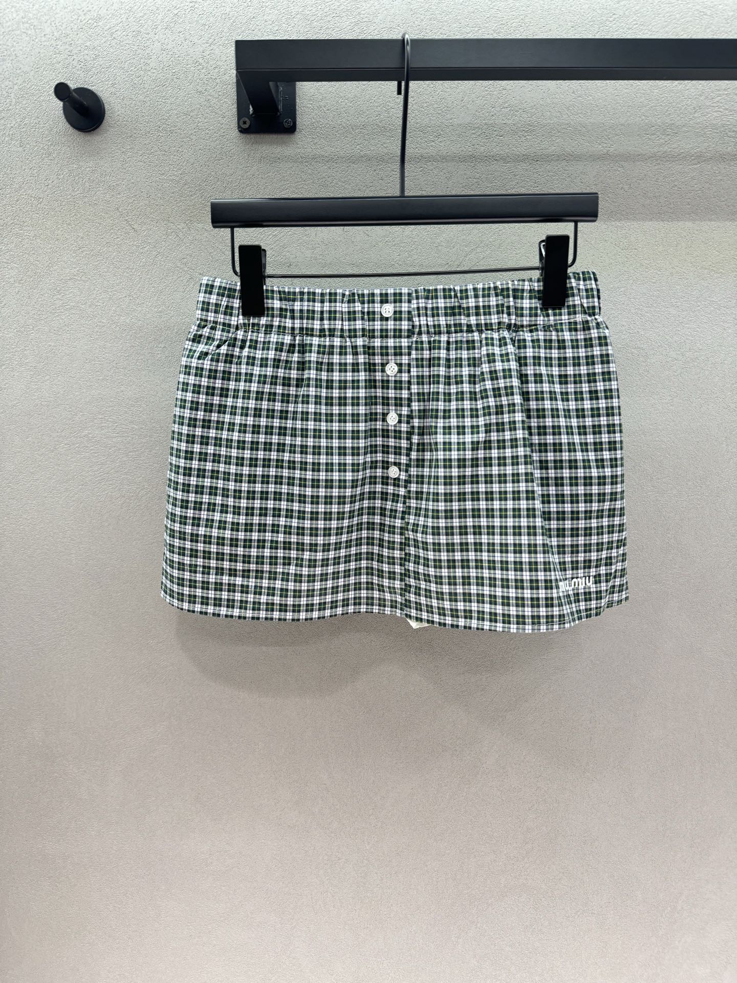 NO:935123,2026 Spring&Summer!  MM green plaid suit, which immediately exudes a sense of college girl. The retro green plaid two-piece suit that instantly catches your heart. A short plaid long-sleeved shirt + a plaid skirt of the same color. The top is cut short and can easily raise the waistline. Simple small logo embroidery embellishment, low-key and not exaggerated. The elastic waist design of the skirt is more tolerant to the waistline. The whole set is refreshing and neat, full of age-reducing college atmosphere. It is very good for daily outings and travel photos. You don’t have to worry about matching a top.  Three yards!  Details of skirts, skirts, shirts,198609092026 Spring&Summer ！ MM绿格套装,学院少女感直接拉满, 一眼心动的复古绿格两件套 短款格纹长袖衬衫+同色系格纹短裙 上衣短款剪裁,轻松拉高腰线 简约小logo刺绣点缀,低调不浮夸 半裙松紧腰设计,对腰围包容度更好 整套版型清爽利落,满满的减龄学院氛围 日常出街、出游拍照都很出片, 一套上身不用费心搭配 三码！半裙细节,,skirts,shirts,,Women's clothing