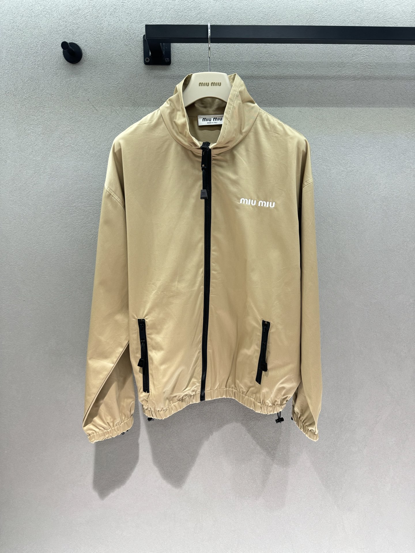 NO:935138,2026 Autumn and Winter!  MM khaki assault suit, casual and casual atmosphere. Cool casual three-piece suit for daily wear. Stand-up collar short assault jacket + short skirt of the same color + leggings trousers. One set unlocks two styles, which can be salty or sweet. The khaki color is low-key and durable, with black and white contrasting zipper details. The drawstring on the hem can be adjusted freely to optimize body proportions. Customized yb fabric is light and crisp, suitable for daily commuting and outings.  Casual and sophisticated, the first choice for relaxed casual wear~ Three sizes!  Jacket details,,skirts,jackets & coats,198609092026 Autumn and Winter ！ MM卡其冲锋套装,休闲随性氛围感 酷感休闲三件套直接拿捏日常穿搭 立领短款冲锋外套+同色系短裙+束脚长裤 一套解锁两种穿搭风格,可盐可甜 卡其色系低调耐看,黑白撞色拉链细节 下摆抽绳可以自由调节松紧,优化身形比例 订制yb面料轻薄挺括, 日常通勤、出游逛街都适配 随性又精致,松弛感休闲穿搭首选～ 三码！外套细节,,skirts,jackets & coats,,Women's clothing