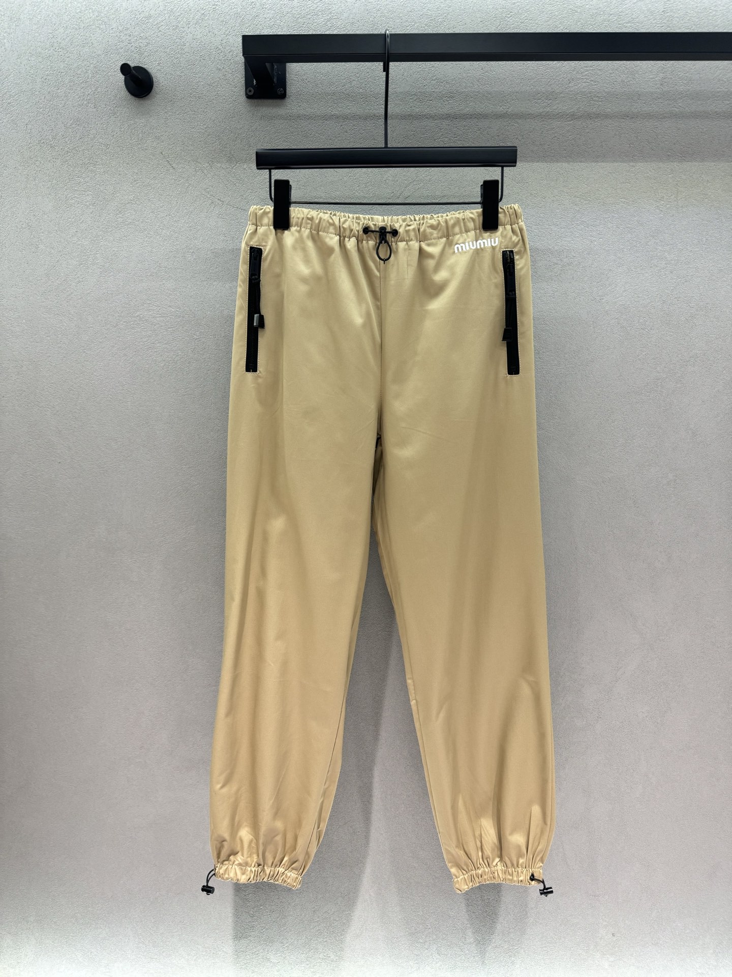 NO:935115,2026 Autumn and Winter!  MM khaki assault suit, casual and casual atmosphere. Cool casual three-piece suit for daily wear. Stand-up collar short assault jacket + short skirt of the same color + leggings trousers. One set unlocks two styles, which can be salty or sweet. The khaki color is low-key and durable, with black and white contrasting zipper details. The drawstring on the hem can be adjusted freely to optimize body proportions. Customized yb fabric is light and crisp, suitable for daily commuting and outings.  Casual and sophisticated, the first choice for relaxed casual wear~ Three sizes!  Details of trousers,,skirts,jackets & coats,198609092026 Autumn and Winter ！ MM卡其冲锋套装,休闲随性氛围感 酷感休闲三件套直接拿捏日常穿搭 立领短款冲锋外套+同色系短裙+束脚长裤 一套解锁两种穿搭风格,可盐可甜 卡其色系低调耐看,黑白撞色拉链细节 下摆抽绳可以自由调节松紧,优化身形比例 订制yb面料轻薄挺括, 日常通勤、出游逛街都适配 随性又精致,松弛感休闲穿搭首选～ 三码！长裤细节,,skirts,jackets & coats,,Women's clothing