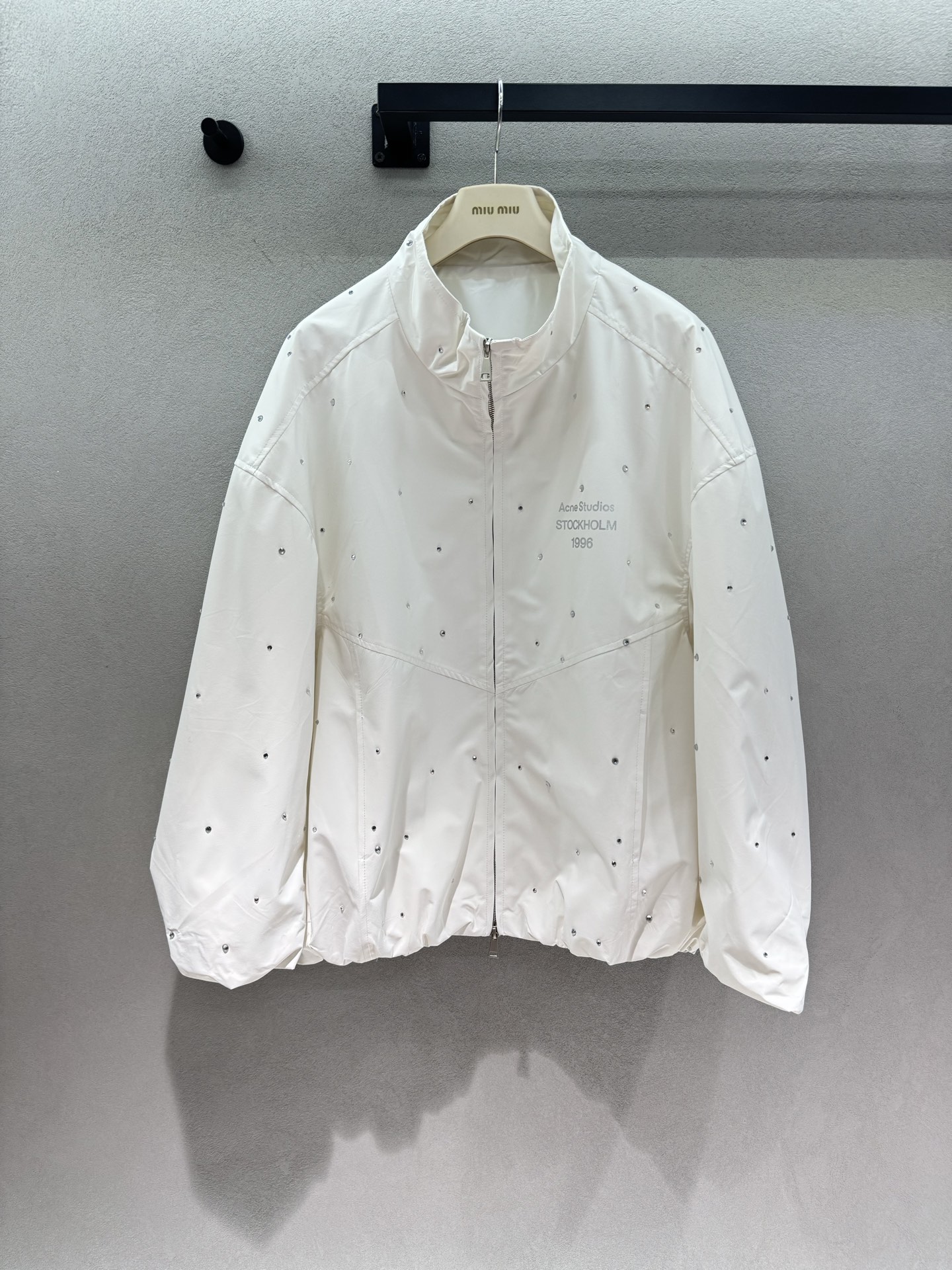 NO:935134,2026 Autumn and Winter!  AC diamond-studded white stand-up collar jacket, gentle and high-gloss. Clean and refreshing off-white tone, no matter what color you wear. The whole piece is scattered with hand-made diamonds, which is low-key and shimmering. Stand-up collar zipper version, dropped shoulders and loose silhouette, with a sense of relaxation. Hem drawstring design, the tightness can be adjusted at will. The letter print on the chest is simple and neat, not too complicated, and the fabric is smooth and light. It is suitable for sun protection in spring and summer and outdoor wear in early autumn.  It looks great with trousers and skirts on a daily basis. It’s low-key and very sophisticated~ Three sizes!  ,,skirts,jackets & coats,198609092026 Autumn and Winter ！AC满钻白色立领外套, 温柔又自带高光 干净清爽的米白色调,完全不挑穿搭底色 整件散落手工烫钻,低调又闪着细碎光泽 立领拉链版型,落肩宽松廓形,自带松弛感 下摆抽绳设计,可随意调节松紧度 胸前字母印花简约利落, 不会过于繁杂,面料顺滑轻薄, 春夏做防晒、初秋做外搭都合适 日常搭配长裤、半裙都很出彩, 低调又很有精致感～ 三码！,,skirts,jackets & coats,,Women's clothing