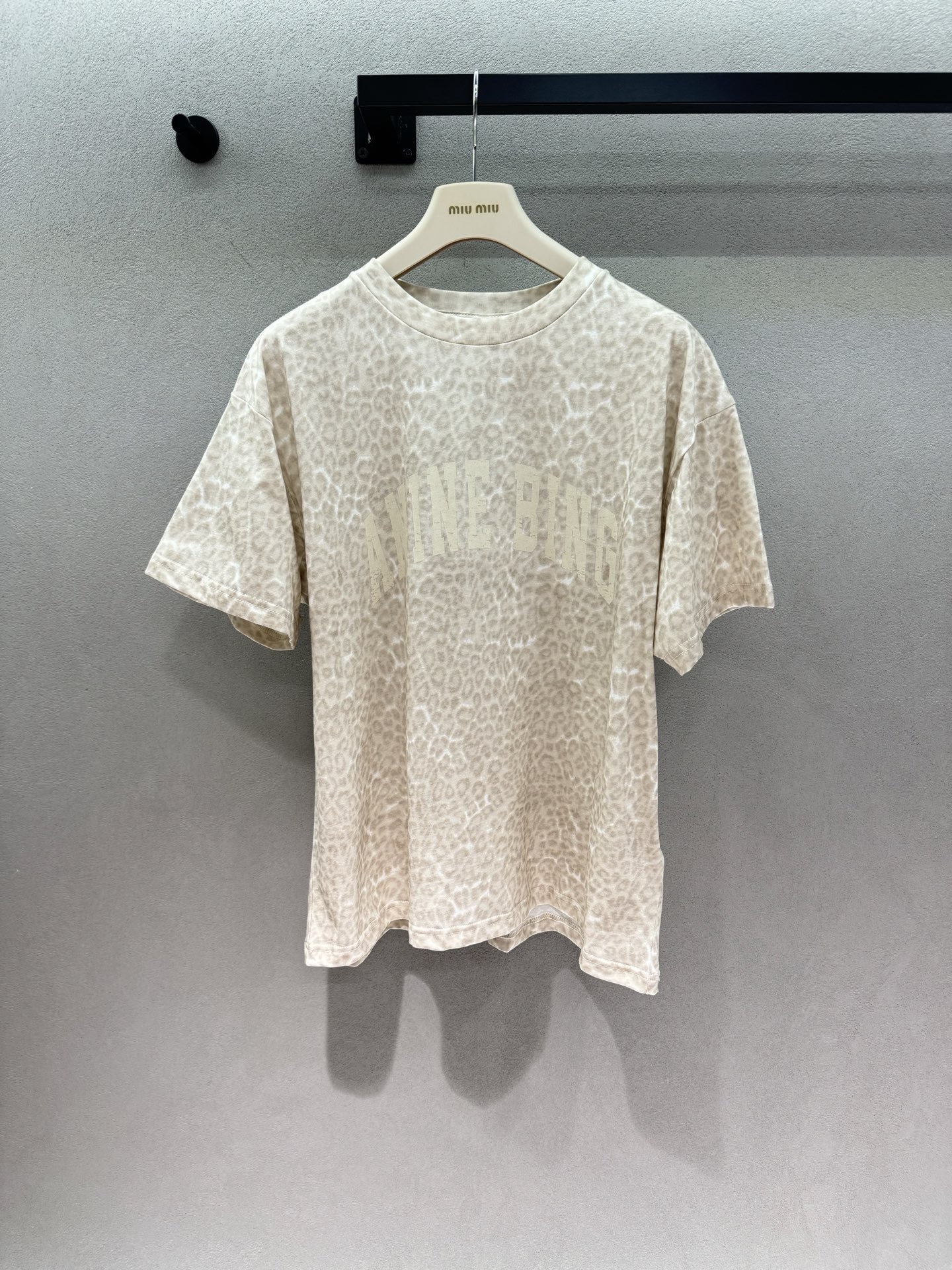 NO:935130,2026 Spring&Summer!  Anine, light leopard print letter T-shirt, balances gentleness and coolness. Low saturated beige leopard print, not exaggerated at all. It weakens the wildness and adds a relaxed and lazy atmosphere. Cracked letter print, low-key and layered. Loose off-shoulder version, hiding the flesh and showing a slimmer figure. The fabric is soft and comfortable, suitable for daily wear alone or as an inner layer. It is casual and recognizable when paired with jeans and skirts. It is the highlight of daily wear~ Three sizes!  ,,skirts,jeans,tees,t-shirt,198609092026 Spring&Summer ！Anine,浅豹纹字母T恤 温柔感酷感平衡住 低饱和米调豹纹,完全不会浮夸张扬 弱化野性,多了松弛慵懒的氛围感 龟裂字母印花,低调有层次 宽松落肩版型,藏肉显瘦不挑身材 面料软糯舒适,日常单穿、做内搭都适配 搭配牛仔裤、半身裙随性又有辨识度, 日常穿搭点睛款～ 三码！,,skirts,jeans,tees，t-shirt,,Women's clothing