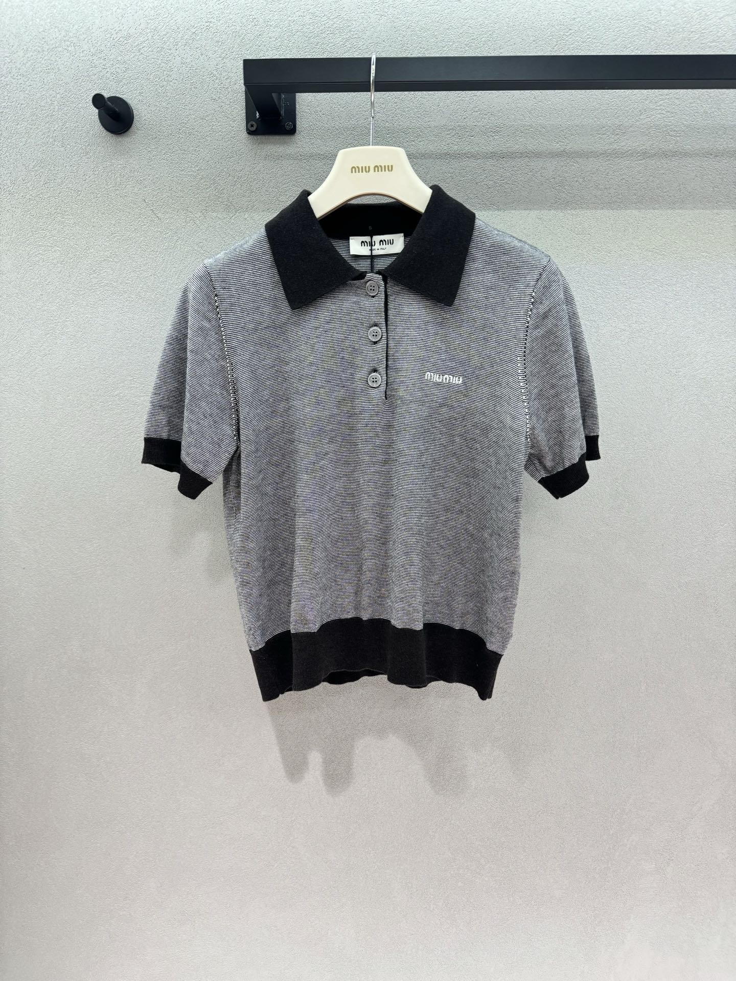 NO:935122,2026 Spring&Summer!  MM, polo knitted short sleeves, classic contrasting colors are so eye-catching. A polo collared knitted top with a full academic feel. Black and gray contrasting collar + cuff hem, full layering. Pinstripe knitted fabric, delicate and soft, with good breathability. The short cut has excellent proportions and can easily lengthen the lower body line. Three buttons on the placket design, simple small logo embellishment on the chest. Simple and a little girly, looks great with skirts and jeans.  Suitable for daily commuting~ Three sizes!  ,,skirts,jeans,T-shirt,198609092026 Spring&Summer ！MM,polo针织短袖, 经典撞色太耐看 学院感满满的polo领针织小上衣 黑灰撞色领边+袖口下摆,层次感直接拉满 细条纹针织面料,细腻软糯,透气性很好 短款剪裁比例优越,轻松拉长下半身线条 门襟三颗纽扣设计,胸口简约小logo点缀 简约又带点乖巧少女感, 搭配半裙、牛仔裤都超好看, 通勤日常都适配～ 三码！,,skirts,jeans,T-shirt,,Women's clothing