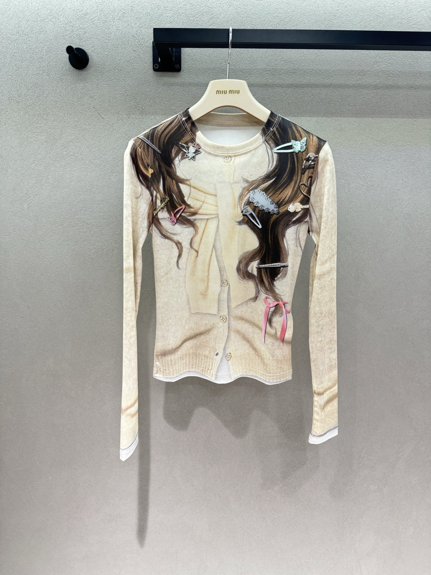 NO:935114,2026 Spring&Summer!  FORDAR*, Long T-shirt printed with long hairpins. You will be caught by the creative digital printing at a glance. The visual effect of the fake two-piece cardigan is matched with long hair, bow ties and hairpin patterns. It is full of fun and girly, and it is not easy to clash with the style. The slim waist version outlines soft lines and shows the figure without being tight. Slightly elastic and skin-friendly fabrics, elastic and close-fitting, can be worn alone or layered. Paired with short skirts and jeans, it is easy to wear a unique sweet and cool atmosphere~ Three sizes!  ,,skirts,jeans,hairpins,198609092026 Spring&Summer ！FORDAR*,长发卡印花长t 一眼被创意数码印花拿捏住 假两件开衫视觉效果, 搭配长发、蝴蝶结、发夹图案 趣味性满满的少女感,不容易撞款 修身收腰版型,勾勒柔和线条,显身材不紧绷 微弹亲肤面料,弹力贴身,单穿叠穿都出彩 搭配短裙、牛仔裤, 轻松穿出独特的甜酷氛围感～ 三码！,,skirts,jeans,hairpins,,Women's clothing