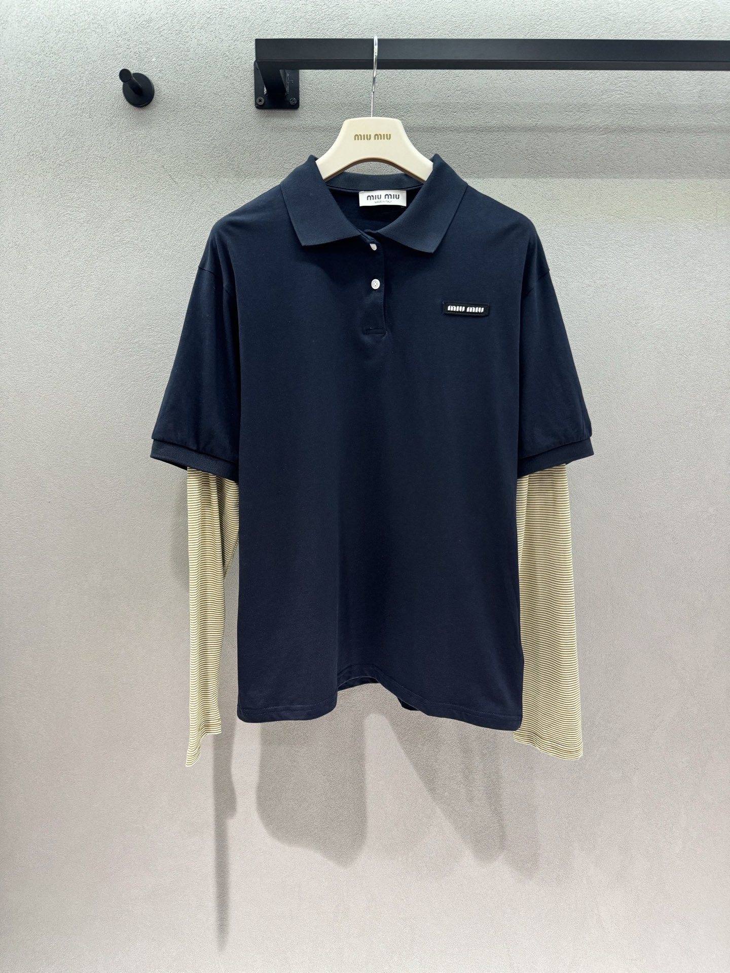 NO:935106,2026 Autumn and Winter!  MM fake two pieces of Polo, you can easily get the sense of layering. Navy polo short sleeve + pinstripe long sleeve splicing design. No need to worry about matching, it has a sense of layering. Classic Polo lapel, two-button placket, full of college atmosphere. The small woven logo on the chest is low-key and exquisite, not overly public. The loose slightly dropped shoulder version is casual and casual, and the upper body is loose and slim. It is just right to wear alone in early autumn. It goes well with skirts and jeans. It reduces age and looks good~  Three yards!  ,,skirts,jeans,T-shirt,198609092026 Autumn and Winter ！MM假两件Polo,叠穿感直接拿捏 藏青polo短袖+细条纹长袖拼接设计 不用费心搭配,自带层次感穿搭 经典Polo翻领,两粒扣门襟,学院氛围拉满 胸前织标小logo低调精致,不会过度张扬 宽松微落肩版型,休闲随性,上身松弛显瘦 早秋单穿刚刚好,搭配半身裙、牛仔裤都很出彩,减龄又耐看～ 三码！,,skirts,jeans,T-shirt,,Women's clothing