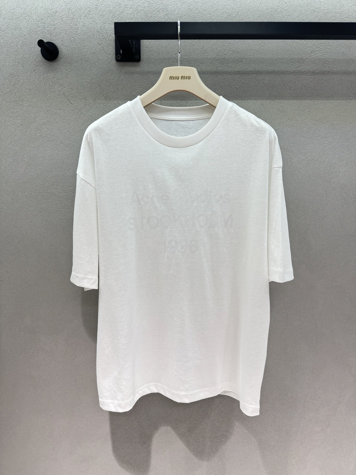 NO:935098,2026 Spring&Summer!  AC1996 dark printed white T-shirt, with a low-key and simple sense of relaxation. A basic white short-sleeved T-shirt that is very durable. The same color dark-embossed letter print, low-key and unobtrusive, full of high-end feeling. Loose shoulder silhouette, casual and lazy style, hiding body fat without being too flattering. The fabric has a subtle texture, breathable and comfortable, and not easy to see through. It is a classic style that can be worn for many years. It is refreshing and clean when worn alone. It is also perfectly suitable as an inner layer in autumn and winter. It can be matched with anything~  Three yards!  ,,T-shirt,tees,t-shirt,198609092026 Spring&Summer ！AC1996暗印白T, 低调简约的松弛感 巨耐看的基础款白色短袖T恤 同色系暗压字母印花, 低调不张扬,高级感拉满 宽松落肩廓形,版型随性慵懒,藏肉不挑身材 面料带有细微肌理感,透气舒适,不容易透 属于可以穿很多年的经典款 单穿清爽干净, 秋冬当做内搭也完全合适,百搭不出错～ 三码！,,T-shirt,tees，t-shirt,,Women's clothing