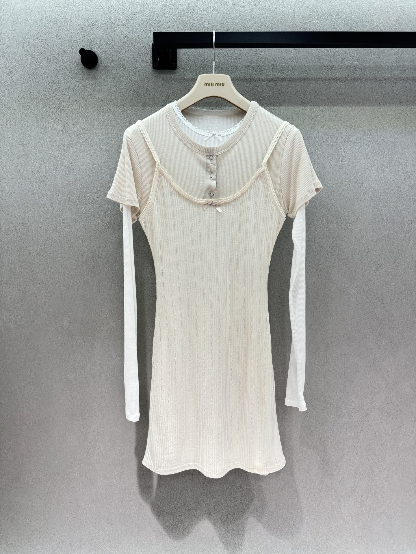NO:935093,2026 Spring&Summer!  AC, fake two-piece dress, good news for lazy people, fake two-piece dress in one, eliminating the trouble of matching. Soft and waxy knitted fabric that is close to the body and comfortable, waist-cinching version that shows off your figure. Lace neckline + bow details, full of tenderness. The apricot color is versatile and can be worn in all seasons. Three sizes!  ,,skirts,198609092026 Spring&Summer ！AC,假两件连衣裙, 懒人穿搭福音,一体假两件省去搭配烦恼 软糯针织贴身舒适,收腰版型超显身材 花边领口+蝴蝶结细节,温柔感拉满 米杏色系百搭,四季都能穿 三码！,,skirts,,Women's clothing