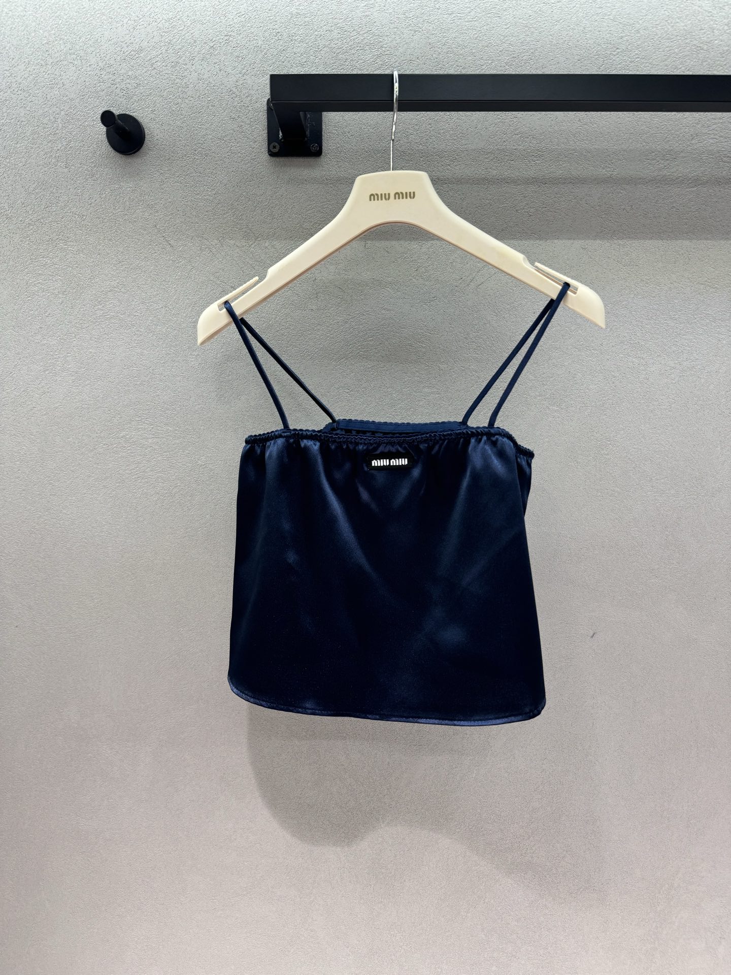 NO:944541,2026 Spring&Summer/Set!  MM, Dream Blue Acetate Set!  The blue satin is really gentle to the core, thin suspender top + high-waisted skirt, the ratio is straight to 30/70, lace at the neckline and waist + brand black label, acetate satin is smooth and easy to take care of, can be worn twice at home and out, cool and sweet, a must-have suit for summer~ Two colors, three sizes!  Detailed real shots,,skirts,198609092026 Spring&Summer /套！MM,梦中情蓝醋酸套装！ 蓝色缎面真的温柔到骨子里, 细吊带短上衣+高腰半裙,比例直接三七分, 领口腰头蕾丝花边+品牌黑标, 醋酸缎面顺滑好打理,居家外出两穿, 清冷甜欲千金感,夏季刚需套装～ 两色,三码！ 细节实拍,,skirts,,Women's clothing