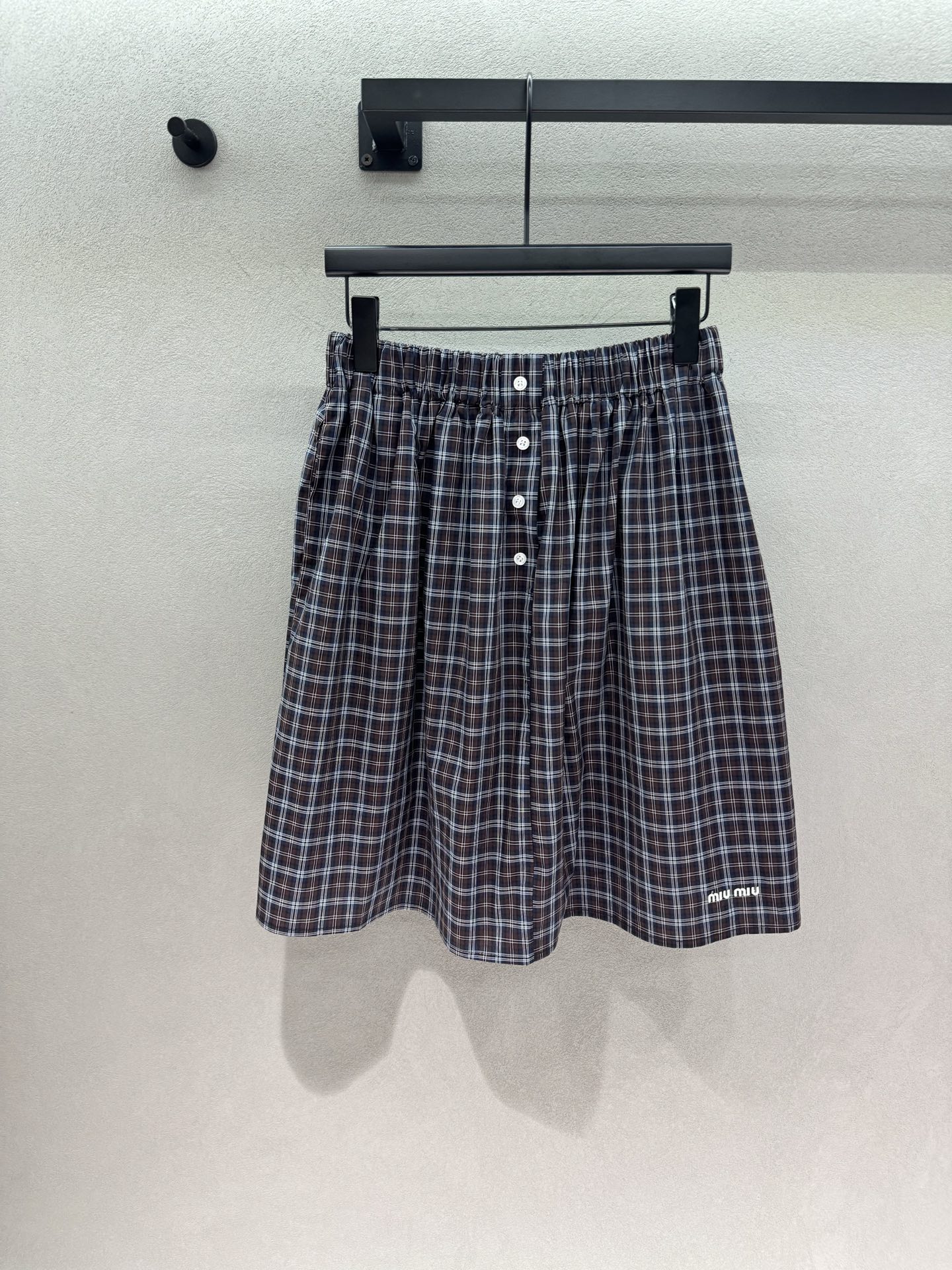 NO:944576,2026 Spring&Summer!  MM college-style plaid mid-skirt, the brown-toned plaid with a retro tone is so eye-catching. The elastic waistband + front row decorative buttons make it easy to put on and take off without constricting the waist. The loose A-line wide-leg version is very tolerant for hip width and thigh flesh. The length is just right, casual and straight legs. The small logo on the side of the trousers is low-key and refined. It has a lazy college atmosphere, and it looks great with a simple T-shirt or knitted top. Suitable for daily commuting and shopping.  Effortlessly wear Korean-style looseness~ Three sizes!  ,,skirts,tees,t-shirt,198609092026 Spring&Summer ！MM学院感格纹中裙, 复古调调的棕调格纹太耐看 松紧腰头+前排装饰纽扣,穿脱自在不勒腰 宽松A字阔腿版型, 对胯宽、大腿肉肉包容性很强 长度恰到好处,随性又显腿直 裤脚侧边小logo点缀,低调精致 自带慵懒学院氛围, 搭配简单T恤、针织上衣就很好看 日常通勤、逛街出游都适配, 不费力穿出韩系松弛感～ 三码！,,skirts,tees，t-shirt,,Women's clothing