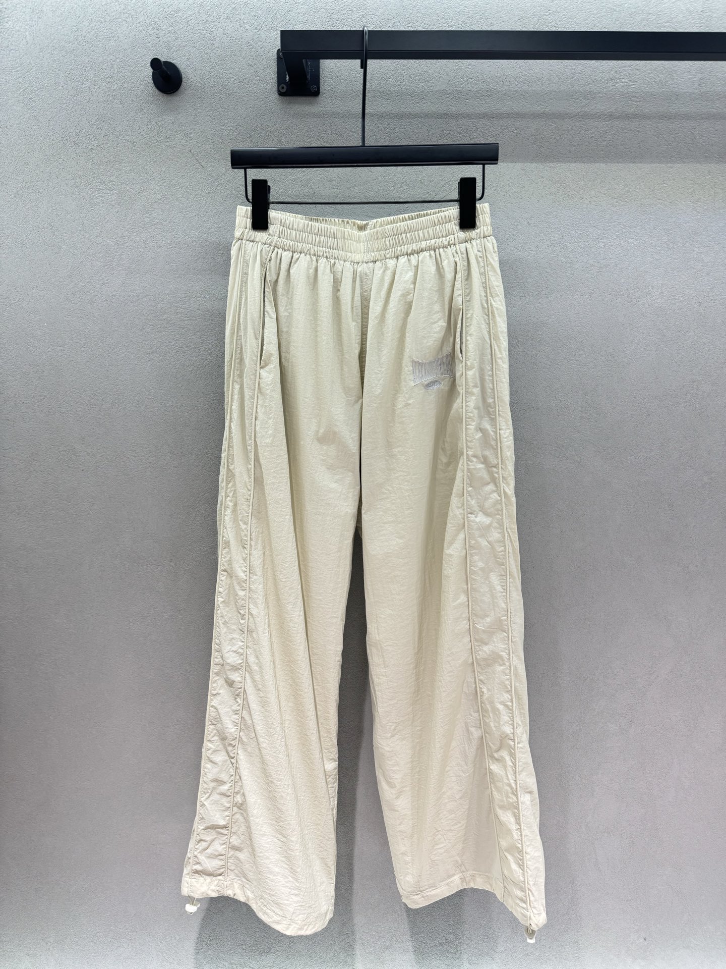 NO:944535,2026 Autumn and Winter!  AW light apricot casual sports suit, a relaxed feel to wear to the ceiling. It is really worry-free to go out in one set. The light apricot tone has a gentle and clean texture. Stand-up collar short zipper jacket, elasticated and neat to show proportions. Dropped shoulder sleeves design, the upper body is casual and not tight. Matching wide-leg trousers, elastic waist is not flattering. The trouser legs can be adjusted with drawstrings, and can be worn straight or legged. The fabric is light and breathable, with a slightly wrinkled texture.  It can be worn for daily commuting, shopping and outings, and fitness walks. The whole set is lazy and high-end, and can easily be worn with a Korean casual feel~ Three sizes!  Detailed real shots, jackets & coats,198609092026 Autumn and Winter ！ AW浅杏休闲运动套装,松弛感穿搭天花板 一套出门真的太省心 浅杏调自带温柔干净的质感 立领短款拉链外套,松紧收摆利落显比例 落肩袖设计,上身随性不紧绷 配套阔腿长裤,松紧腰不挑身材 裤脚可抽绳调节,直筒/束脚两种穿法 面料轻薄透气,自带微皱肌理感 日常通勤、逛街出游、健身遛弯都能穿 整套慵懒又高级,轻轻松松穿出韩系休闲感～ 三码！ 细节实拍,,jackets & coats,,Women's clothing