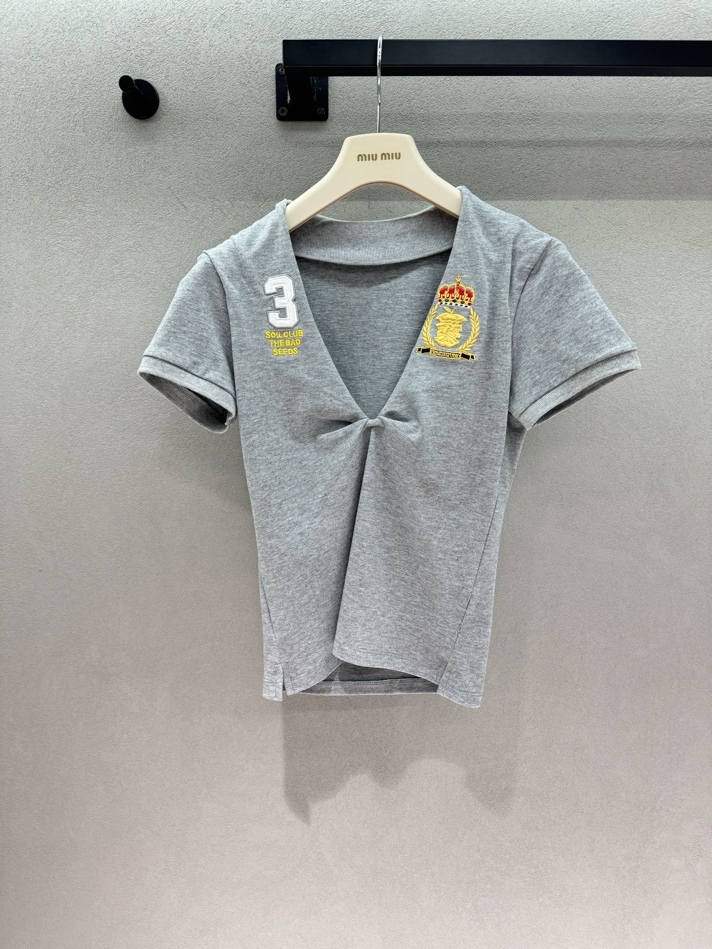NO:944583,2026 Spring&Summer!  Trini*te, twisted deconstructed V-neck short sleeves. Small kink design on the front, simple but not monotonous, just enough to expose the skin. Embroidered badges + number patches on both sides, exquisite and heavy work, full of recognition. Short and slim fit, elongating the proportion of the lower body. Small slit details at the hem for more freedom of movement. Three colors available, gray is gentle, red is eye-catching, and black is slimming. It goes well with jeans and skirts ~ Three colors, three sizes!  Detailed real shots, skirts, T-shirts,198609092026 Spring&Summer ！Trini*te,扭结解构V领短袖 前襟扭结小设计,简约不单调, 微微露肤刚刚好 双侧刺绣徽章+数字贴布, 精致重工,辨识度拉满 短款修身剪裁,拉长下半身比例 下摆小开叉细节,活动更自在 三色可选,灰色温柔、红色亮眼、黑色显瘦 搭配牛仔、半身裙都很出彩～ 三色,三码！细节实拍,,skirts,T-shirt,,Women's clothing