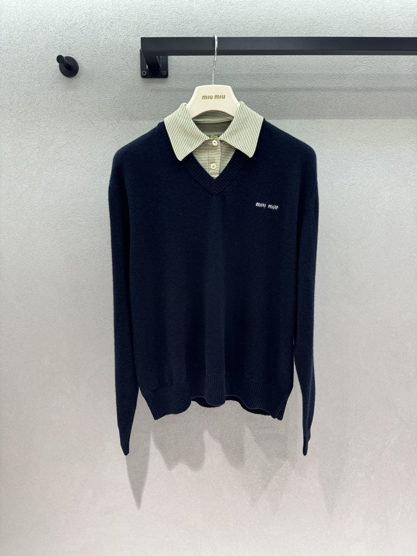 NO:946154,2026 Autumn and Winter!  MM fake two-piece V-neck sweater, a navy V-neck sweater spliced ​​with a striped shirt collar, cleverly creating the visual effect of a shirt layered with a sweater. Exquisite small-word embroidery embellishes the chest, low-key and unobtrusive. The loose and slightly off-shoulder version is very tolerant to the body. Soft and delicate knitted fabric, the upper body is comfortable and loose. Suitable for commuting and daily outings. Gentle and age-reducing miu college style~ Three sizes!  ,,miumiu,sweaters,shirts,198609092026 Autumn and Winter ！MM假两件V领针织衫, 藏青色V领毛衣拼接条纹衬衫领, 巧妙打造衬衫叠穿针织衫的视觉效果 精致小字刺绣点缀胸口,低调不张扬 宽松微落肩版型,对身材包容度很好 软糯细腻针织面料,上身舒适松弛 通勤、日常出游都合适, 温柔减龄的miu系学院风～ 三码！,,miumiu,sweaters,shirts,,Women's clothing