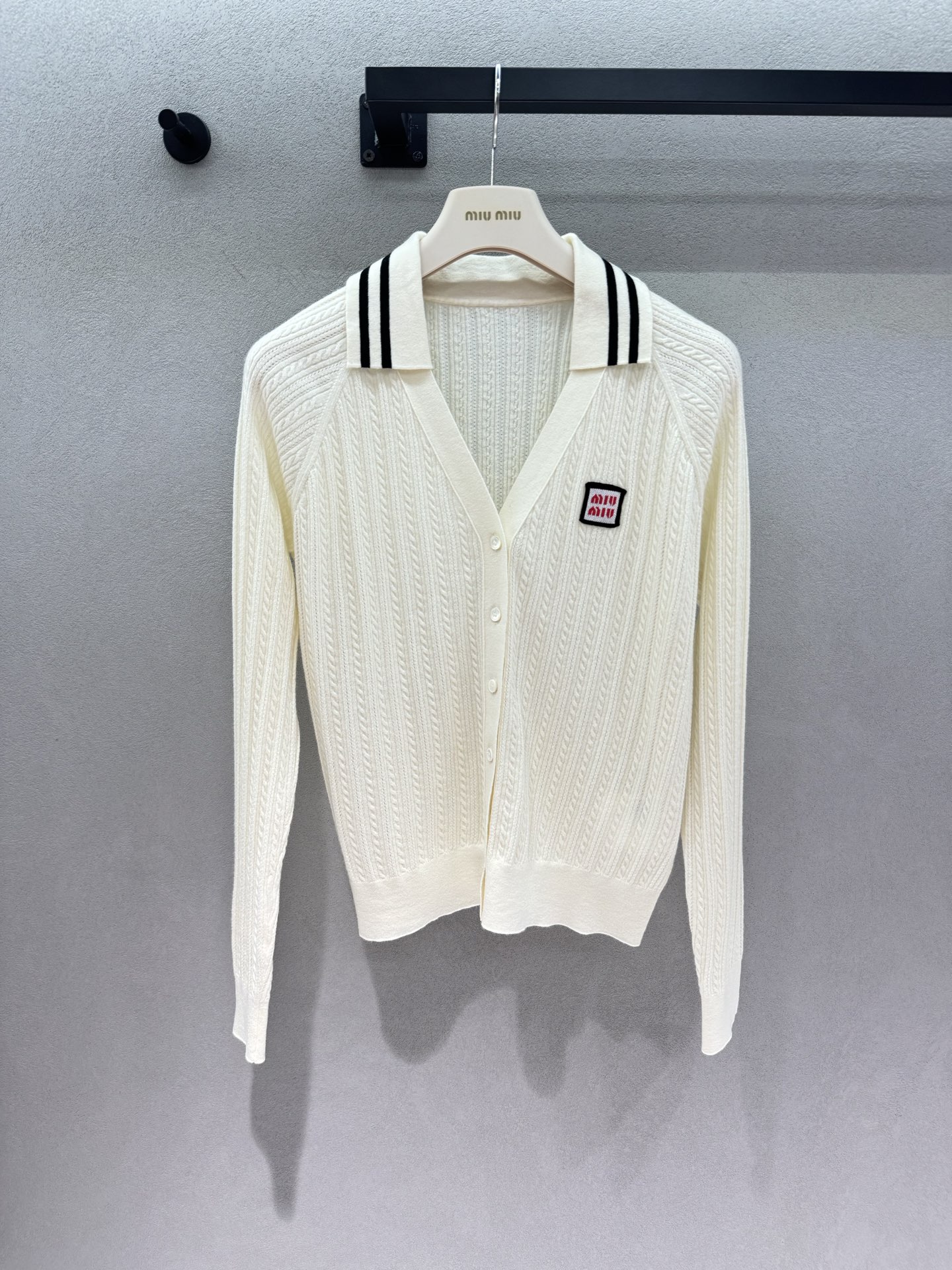 NO:946130,2026 Autumn and Winter!  MM knitting, vest + cardigan, customized yb yarn, cable knitted fabric, delicate texture. Small square cloth logo on the left chest, simple, low-key and recognizable. U-neck contrasting striped vest, refreshing and slim when worn alone. Polo-neck V-shaped cardigan, single-breasted design, gentle and relaxed. Can be worn as a set or separately. The off-white color is clean and soft. It is suitable for layering in spring and summer and wearing alone in early autumn. It is very practical ~ Three sizes!  Cardigan details,,198609092026 Autumn and Winter ！ MM针织,马甲+开衫,订制yb纱线, 绞花纹理针织面料,肌理感细腻精致 左胸方形布标小logo,简约低调有辨识度 U领撞色条纹马甲,单穿清爽显瘦 Polo领V字开衫,单排扣设计,温柔松弛 可成套穿搭,也可以分开自由搭配 米白干净柔和,春夏叠穿、早秋单穿都很合适,实穿性超高～ 三码！开衫细节,,,Women's clothing