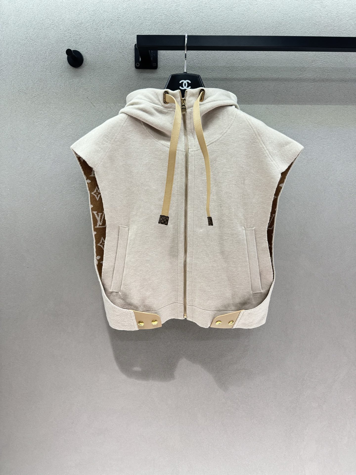 NO:946211,2026 Autumn and Winter!  1V Hooded Sleeveless Vest Sleeveless hooded design, metal zipper closure, casual and neat. Leather drawstring with presbyopic details, hardware rivets embellished at the hem. Presbyopic lining inside, both front and back are textured. Short cut, optimized body proportions, the upper body is taller. It looks great when worn with long-sleeved T-shirts and knitted sweaters. It’s easy to wear in a relaxed old money style~ Two colors, three sizes!  Detailed real shots, tees, t-shirts, hats,198609092026 Autumn and Winter ！1V连帽无袖马甲 无袖连帽设计,金属拉链开合,随性又利落 皮质抽绳搭配老花细节,五金铆钉点缀下摆 内里老花内衬,正反都很有质感 短款剪裁,优化身材比例,上身显高 内搭长袖T恤、针织衫都很出彩, 松弛老钱风穿搭轻松拿捏～ 两色,三码！ 细节实拍,,tees，t-shirt,hats,,Women's clothing