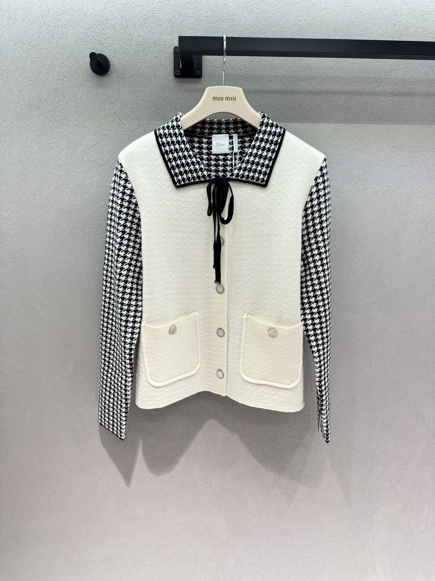 NO:946186,2026 Autumn and Winter!  DR, houndstooth spliced ​​knitted jacket, a spliced ​​jacket with an elegant atmosphere. Houndstooth lapel + houndstooth long sleeves, spliced ​​off-white thick floral body. Black tie bow on the collar, adding a soft and girly feel. Rounded metal buttons + double pocket design, retro and exquisite. Short fit version, optimized body proportions and neat. Black and white classic color, durable and not easy to go out of style. Suitable for daily commuting and dating, light and gentle style can be taken directly~ Three sizes!  ,,jackets & coats,198609092026 Autumn and Winter ！DR,千鸟格拼接针织外套, 自带优雅氛围感的拼接外套 千鸟格翻领+千鸟格长袖,拼接米白粗花衣身 领口黑色系带蝴蝶结,增添柔美的少女感 圆润金属纽扣+双口袋设计,复古精致 短款合身版型,优化身材比例显利落 黑白经典配色,耐看不容易过时 日常通勤、约会都很合适, 轻熟温柔风直接拿捏～ 三码！,,jackets & coats,,Women's clothing