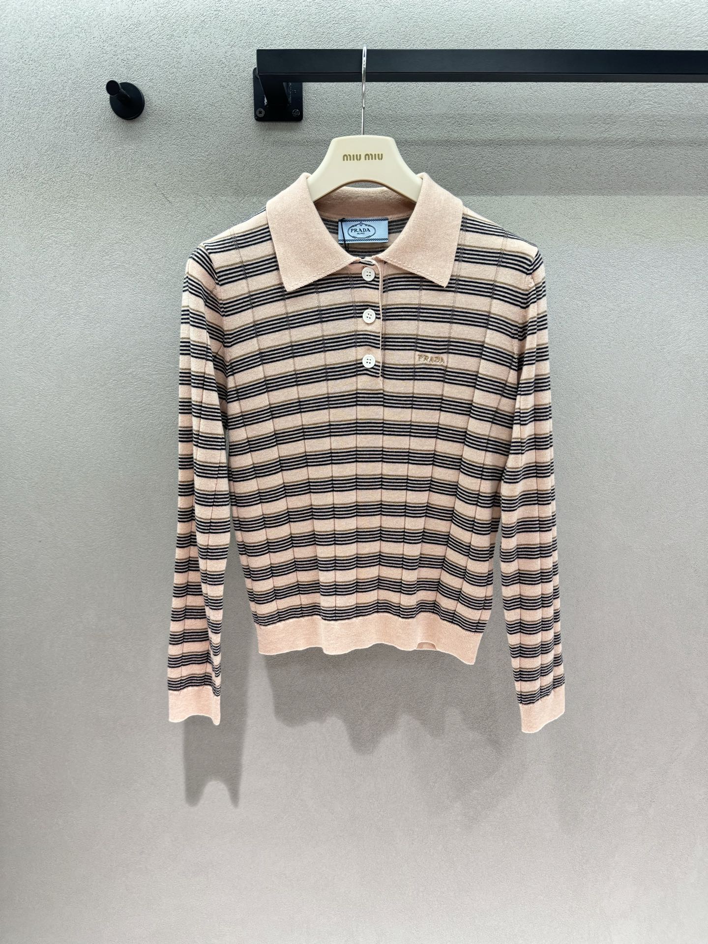 NO:946174,Detailed real shots of 2026 Autumn and Winter!  PD retro striped Polo sweater, the classic Polo collar striped knit is so annoying to me. Vertical pit texture fabric, stretchy, comfortable and very slim. Half-open three-button design, casual and relaxed without being rigid. Exquisite small logo embroidery embellishment, low-key texture. Short bottom cut, raises the waistline to optimize the proportion. Available in light pink stripes and brown coffee stripes. Gentle and with a little intellectual atmosphere, looks good alone and layered, easy to control on daily commute~  Two colors, three codes!  ,,19860909细节实拍 2026 Autumn and Winter ！PD复古条纹Polo针织衫, 经典Polo领条纹针织太戳我啦 竖坑条肌理面料,弹力舒适还很显瘦 半开襟三粒扣设计,随性松弛不刻板 精致小logo刺绣点缀,低调自带质感 短款收底剪裁,拉高腰线优化比例 浅粉条纹、棕咖条纹两色可选 温柔又带一点知性氛围感, 单穿叠搭都很好看,通勤日常轻松驾驭～ 两色,三码！,,,Women's clothing