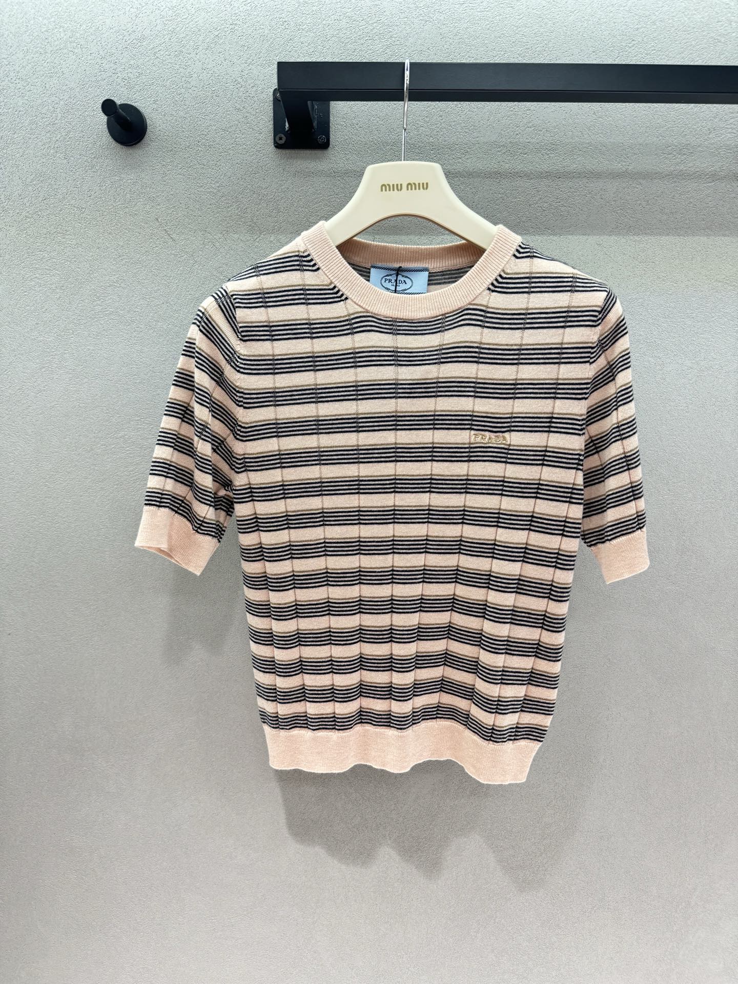 NO:946153,2026 Autumn and Winter!  PD retro striped short-sleeved knitted and classic Polo collared striped knitted fabrics are so annoying to me. Vertical pit texture fabric, stretchy, comfortable and very slim. Casual and relaxed without being rigid. Exquisite small logo embroidery embellishment, low-key and texture. Short bottom cut, high waistline to optimize proportions. Available in light pink stripes and brown coffee stripes. Gentle and with a little intellectual atmosphere, looks good alone and layered, easy to manage in daily commuting~ Two colors, three sizes!  Detailed real shots, T-shirt,198609092026 Autumn and Winter ！PD复古条纹短袖针织, 经典Polo领条纹针织太戳我啦 竖坑条肌理面料,弹力舒适还很显瘦 随性松弛不刻板 精致小logo刺绣点缀,低调自带质感 短款收底剪裁,拉高腰线优化比例 浅粉条纹、棕咖条纹两色可选 温柔又带一点知性氛围感, 单穿叠搭都很好看,通勤日常轻松驾驭～ 两色,三码！ 细节实拍,,T-shirt,,Women's clothing
