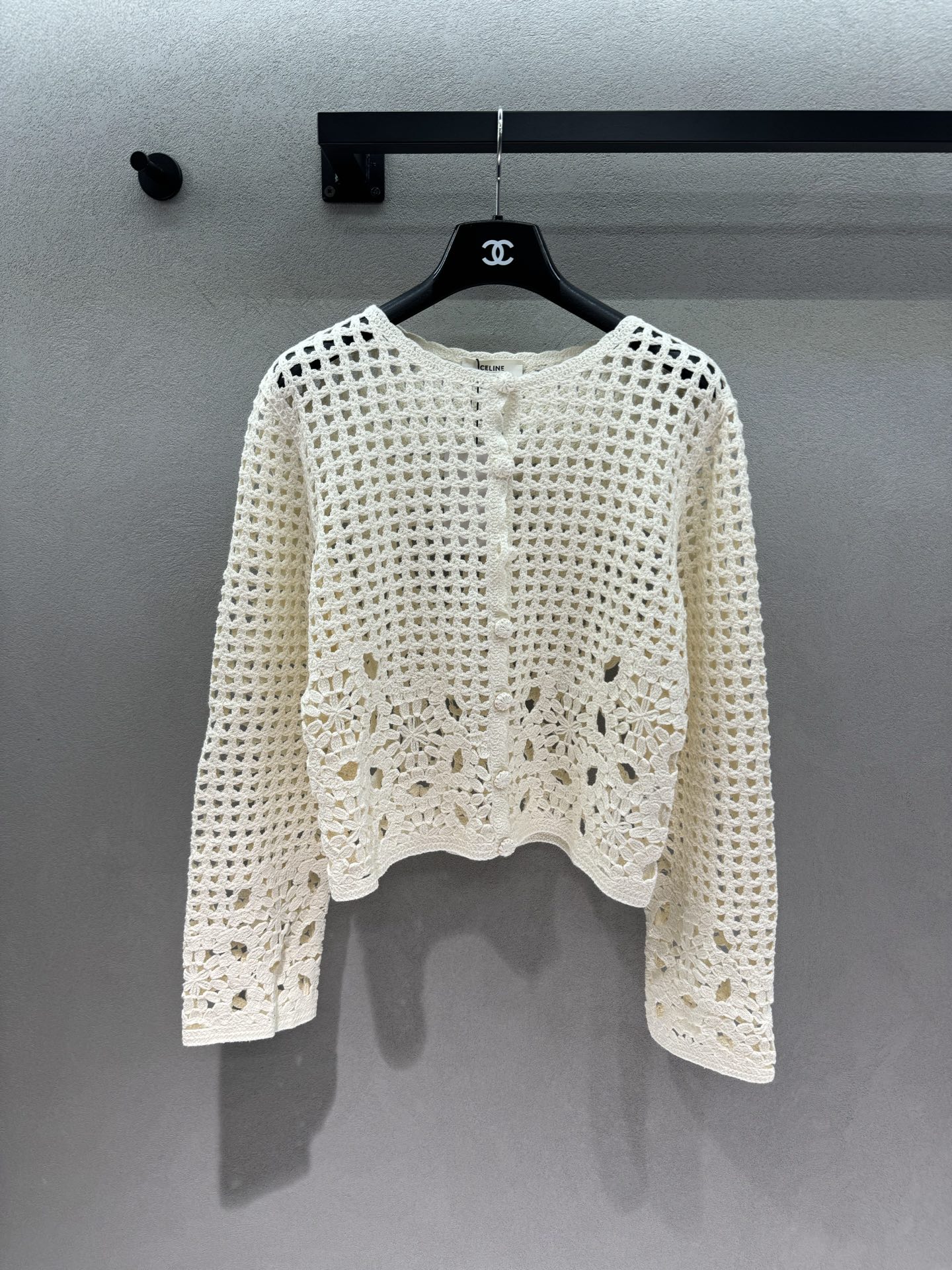 NO:950612,2026 Autumn and Winter!  CE hand-crocheted hollow knitted cardigan, the early autumn atmosphere blouse ceiling is here. Exquisite hand-made hollow crochet design, grid texture on the upper body, three-dimensional flower pattern on the hem, full of layering. Round neck + short cut, optimize body proportions, easily raise the waistline; the same color plate buckle is retro and elegant, full of details. Off-white is gentle and intellectual, black is simple and elegant. Breathable hollow fabric, suitable as an outer sun protection shirt.  It is suitable for wearing with suspenders or dresses. You can get the outfit for commuting or traveling with just one click. It is elegant and effortless~ Two colors, three sizes!  Detailed real shots,,skirts,198609092026 Autumn and Winter ！CE手工钩花镂空针织开衫, 早秋氛围感罩衫天花板来了 精致手工镂空钩织设计,上半身网格肌理, 下摆拼接立体花朵纹样,层次感十足. 圆领+短款剪裁,优化身材比例,轻松拉高腰线；同色系盘扣复古雅致,细节拉满. 米白温柔知性,黑色简约大气. 透气镂空面料,适合作为外搭防晒衫, 内搭吊带、连衣裙都很适配, 通勤、出游穿搭一键搞定,优雅不费力～ 两色,三码！细节实拍,,skirts,,Women's clothing