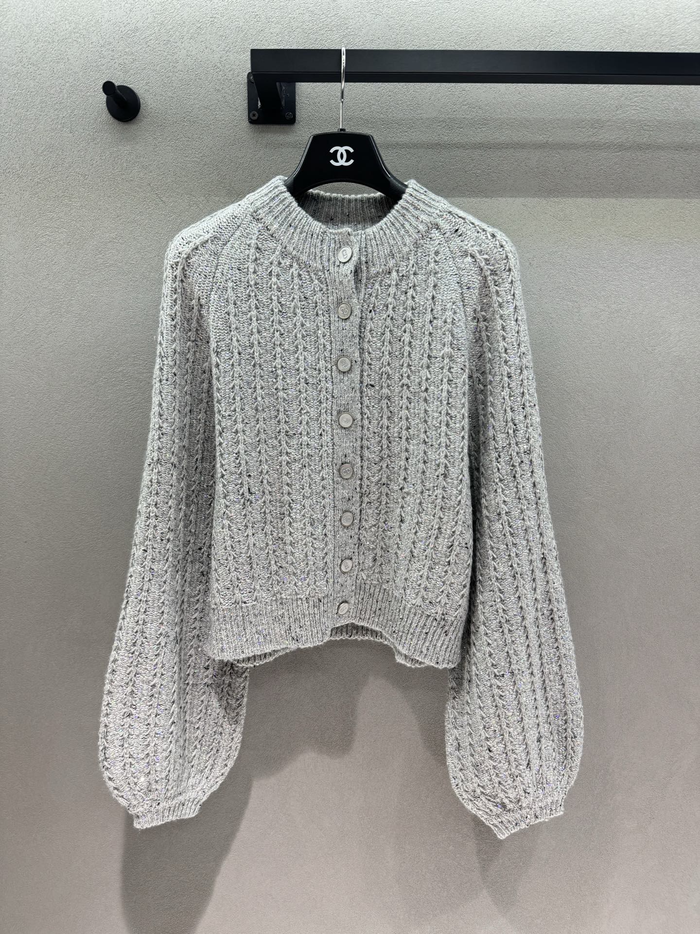 NO:950593,2026 Autumn and Winter!  CD Heavy Industry three-dimensional cable texture cardigan, with rich layers of variegated hemp gray yarn, low-key with fine glitter. Lantern long sleeves + short version, making you look taller and slimmer. Soft and waxy knitted, the upper body is lazy and loose. It is versatile and does not choose bottoms. It is a practical item that can be used in all seasons. Three sizes!  ,,198609092026 Autumn and Winter ！CD重工立体绞花肌理开衫, 层次丰富杂色麻灰纱线,低调自带细闪 灯笼长袖+短款版型,显高显瘦 软糯针织,上身慵懒松弛 百搭不挑下装,四季都能利用的实穿单品 三码！,,,Women's clothing