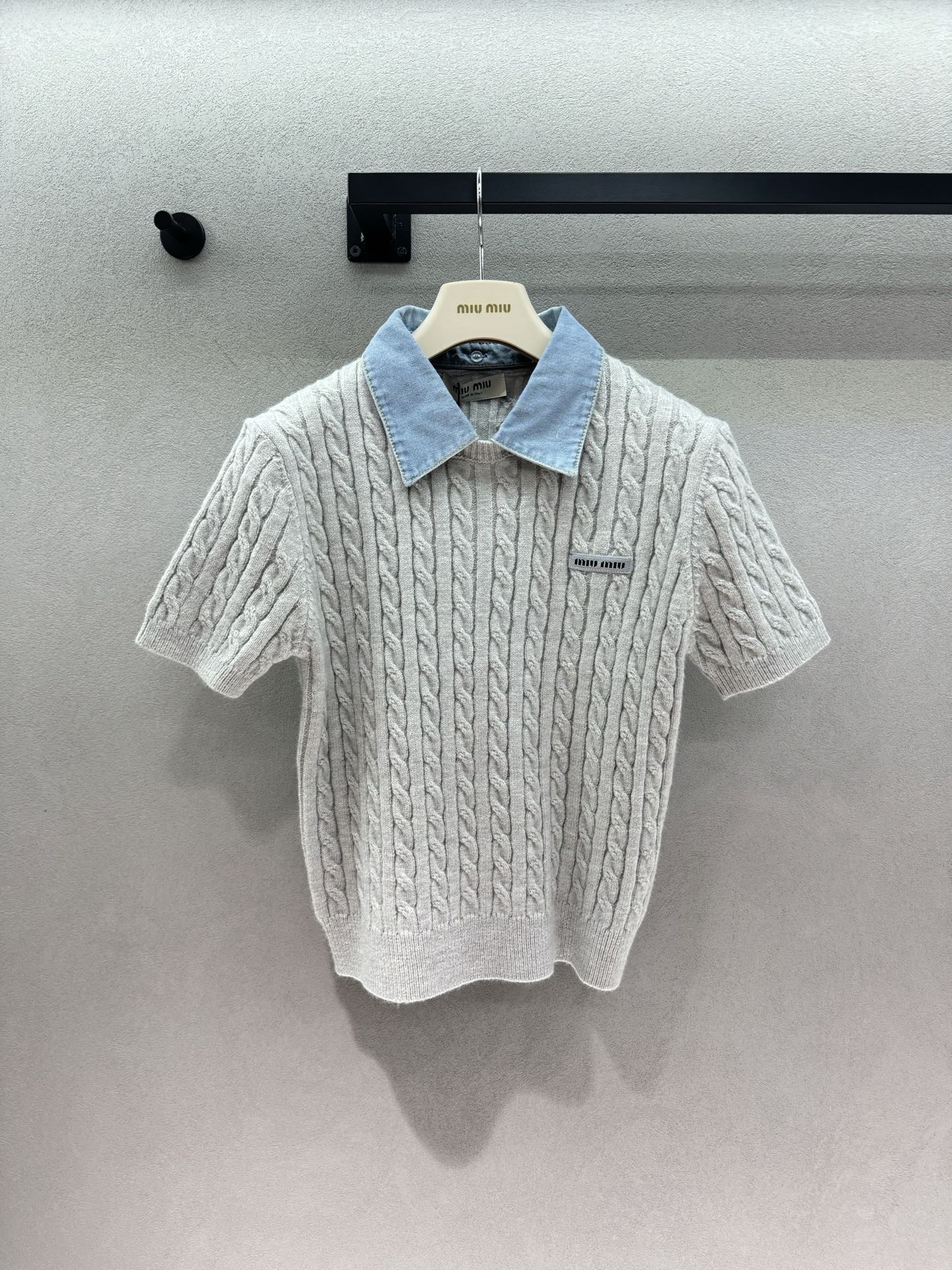 NO:950646,2026 Autumn and Winter!  MM is a detachable spliced twist knit top, a preppy knit with a youthful filter, and you can choose from two versions: short-sleeved and long-sleeved. The light heather gray heavy-duty twist twist texture is soft and textured; spliced with light blue denim lapels, the shirt collar cleverly neutralizes the softness of the knitting, and the layering is instantly fuller. The exquisite woven label on the chest is low-key embellishment and full of details. The short waist version raises the waistline and is friendly to small people.  The short sleeves are refreshing and suitable for spring and summer, while the long sleeves are suitable for the temperature difference between morning and evening. You can match them casually, and they are gentle, age-reducing and not sweet~ Three sizes!  Short sleeve details,,shirts,T-shirt,198609092026 Autumn and Winter ！ MM可拆卸拼接麻花针织上衣, 自带青春滤镜的学院风针织, 短袖&长袖两个版本随心挑选. 浅麻灰色重工麻花绞花纹理,软糯有质感； 拼接浅蓝色牛仔翻领,衬衫领巧妙中和针织的柔和,层次感瞬间拉满. 胸口精致织唛小标,低调点缀,细节满满. 短款收腰版型,拉高腰线,小个子友好. 短袖清爽适合春夏,长袖适合早晚温差, 随意搭配,温柔减龄不甜腻～ 三码！短袖细节,,shirts,T-shirt,,Women's clothing