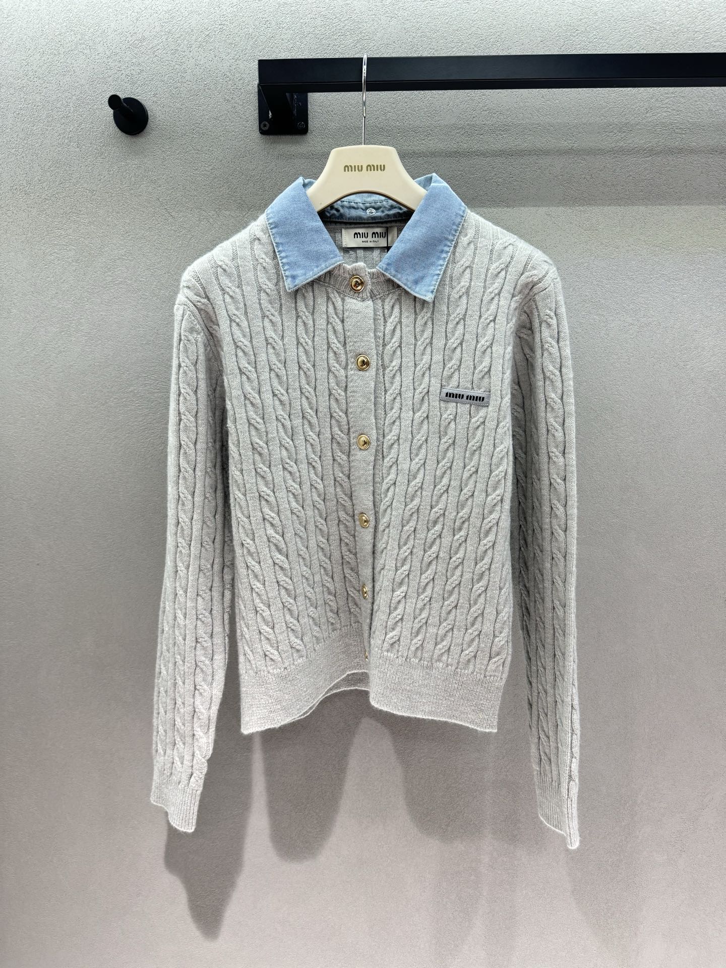 NO:950656,2026 Autumn and Winter!  MM is a detachable spliced twist knit top, a preppy knit with a youthful filter, and you can choose from two versions: short-sleeved and long-sleeved. The light heather gray heavy-duty twist twist texture is soft and textured; spliced with light blue denim lapels, the shirt collar cleverly neutralizes the softness of the knitting, and the layering is instantly fuller. The exquisite woven label on the chest is low-key embellishment and full of details. The short waist version raises the waistline and is friendly to small people.  The short sleeves are refreshing and suitable for spring and summer, while the long sleeves are suitable for the temperature difference between morning and evening. You can match them casually, and they are gentle, age-reducing and not sweet~ Three sizes!  Real shots of long sleeves, shirts, T-shirt,198609092026 Autumn and Winter ！ MM可拆卸拼接麻花针织上衣, 自带青春滤镜的学院风针织, 短袖&长袖两个版本随心挑选. 浅麻灰色重工麻花绞花纹理,软糯有质感； 拼接浅蓝色牛仔翻领,衬衫领巧妙中和针织的柔和,层次感瞬间拉满. 胸口精致织唛小标,低调点缀,细节满满. 短款收腰版型,拉高腰线,小个子友好. 短袖清爽适合春夏,长袖适合早晚温差, 随意搭配,温柔减龄不甜腻～ 三码！长袖实拍,,shirts,T-shirt,,Women's clothing