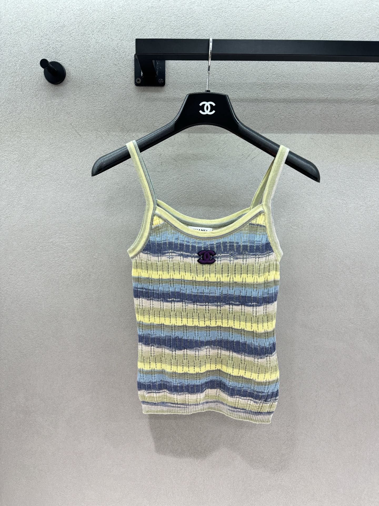 NO:950592,2026 Autumn and Winter!  Hollow pitted knitted fabric, light and breathable. Cardigan + suspender two-piece set, multiple ways to wear. Two-color pink macaron, blue and green gradient, short version, easily elongated. Can be worn alone or stacked, great for taking photos. Gentle and fresh, just what you need in early autumn ~ Two colors, three sizes!  suspender details,,198609092026 Autumn and Winter ！ 镂空坑条针织,轻薄透气 开衫+吊带两件套,多种穿法 双色配色粉马卡龙、蓝绿渐变, 短款版型,轻松拉长比例 可单穿可叠搭,拍照氛围感绝佳 温柔清新,初秋刚需穿搭～ 两色,三码！吊带细节,,,Women's clothing